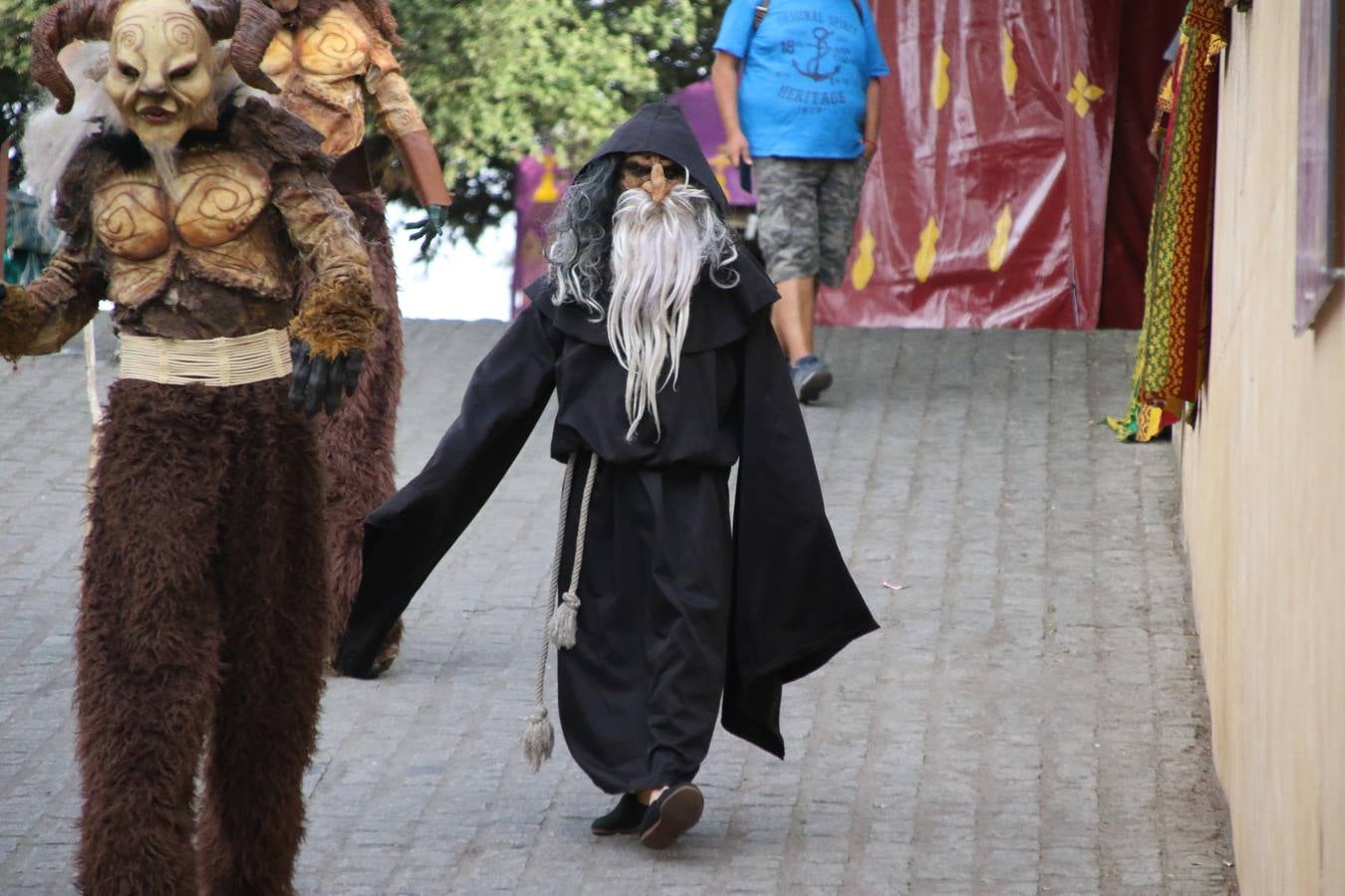 Las visitas guiadas, los talleres y los espectáculos marcan el ritmo del XVI Festival Templario. Vecinos y turistas recorrieron, ayer, las principales calles del municipio donde artesanos, mercaderes y taberneros ofrecían sus productos. También, pequeños y mayores disfrutaron con 'Descubriendo rincones templarios'; demostración de formaciones de combate; taller de cantería; cómo se vestía un templario para el combate; pasacalles; tiro con arco; espectáculo circense medieval, y espectáculo aéreo y de fuego.