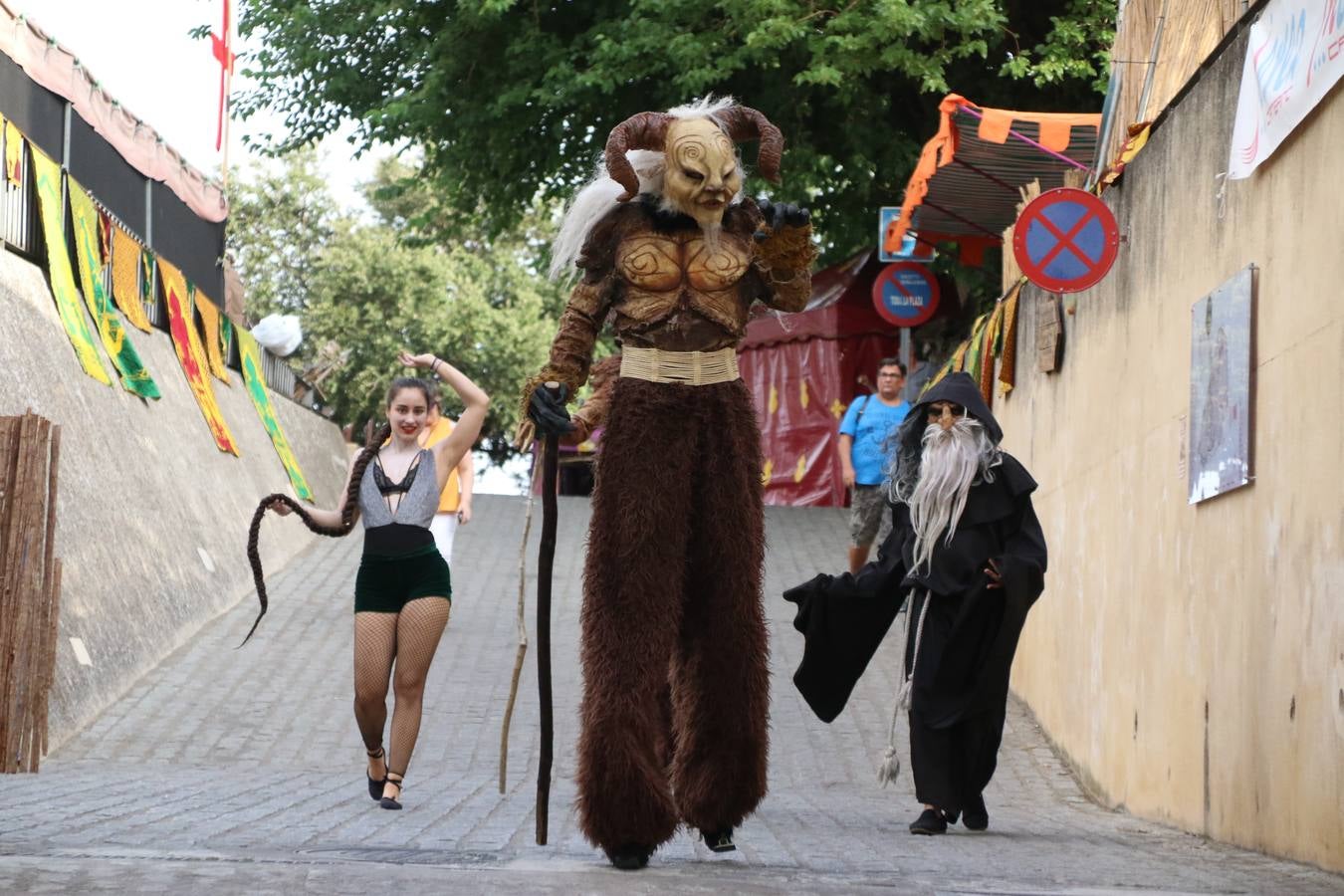 Las visitas guiadas, los talleres y los espectáculos marcan el ritmo del XVI Festival Templario. Vecinos y turistas recorrieron, ayer, las principales calles del municipio donde artesanos, mercaderes y taberneros ofrecían sus productos. También, pequeños y mayores disfrutaron con 'Descubriendo rincones templarios'; demostración de formaciones de combate; taller de cantería; cómo se vestía un templario para el combate; pasacalles; tiro con arco; espectáculo circense medieval, y espectáculo aéreo y de fuego.