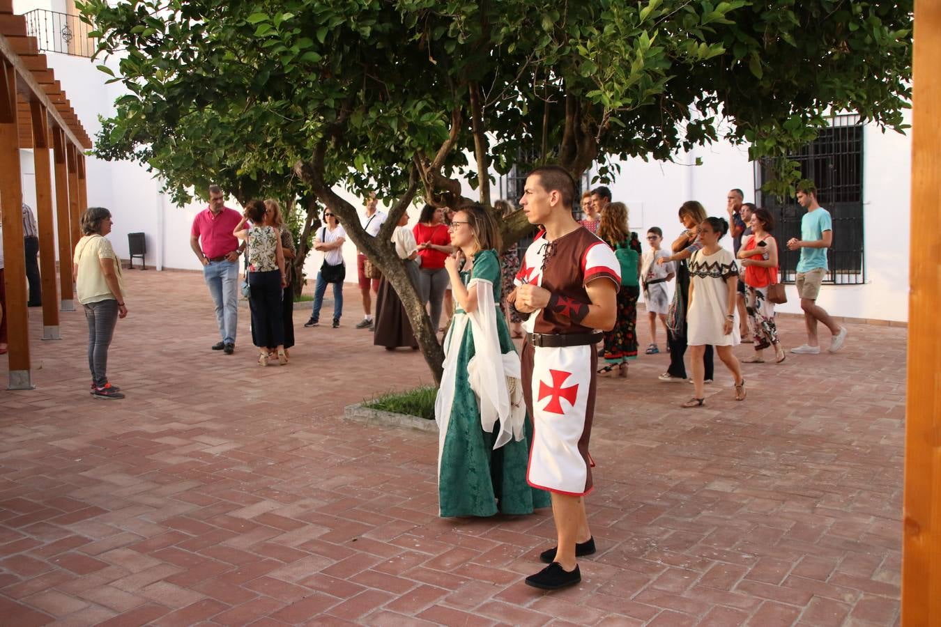 Las visitas guiadas, los talleres y los espectáculos marcan el ritmo del XVI Festival Templario. Vecinos y turistas recorrieron, ayer, las principales calles del municipio donde artesanos, mercaderes y taberneros ofrecían sus productos. También, pequeños y mayores disfrutaron con 'Descubriendo rincones templarios'; demostración de formaciones de combate; taller de cantería; cómo se vestía un templario para el combate; pasacalles; tiro con arco; espectáculo circense medieval, y espectáculo aéreo y de fuego.