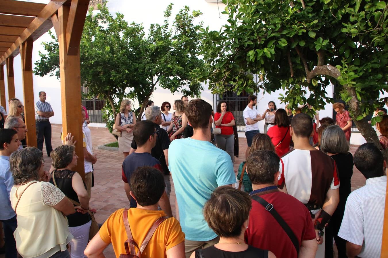 Las visitas guiadas, los talleres y los espectáculos marcan el ritmo del XVI Festival Templario. Vecinos y turistas recorrieron, ayer, las principales calles del municipio donde artesanos, mercaderes y taberneros ofrecían sus productos. También, pequeños y mayores disfrutaron con 'Descubriendo rincones templarios'; demostración de formaciones de combate; taller de cantería; cómo se vestía un templario para el combate; pasacalles; tiro con arco; espectáculo circense medieval, y espectáculo aéreo y de fuego.