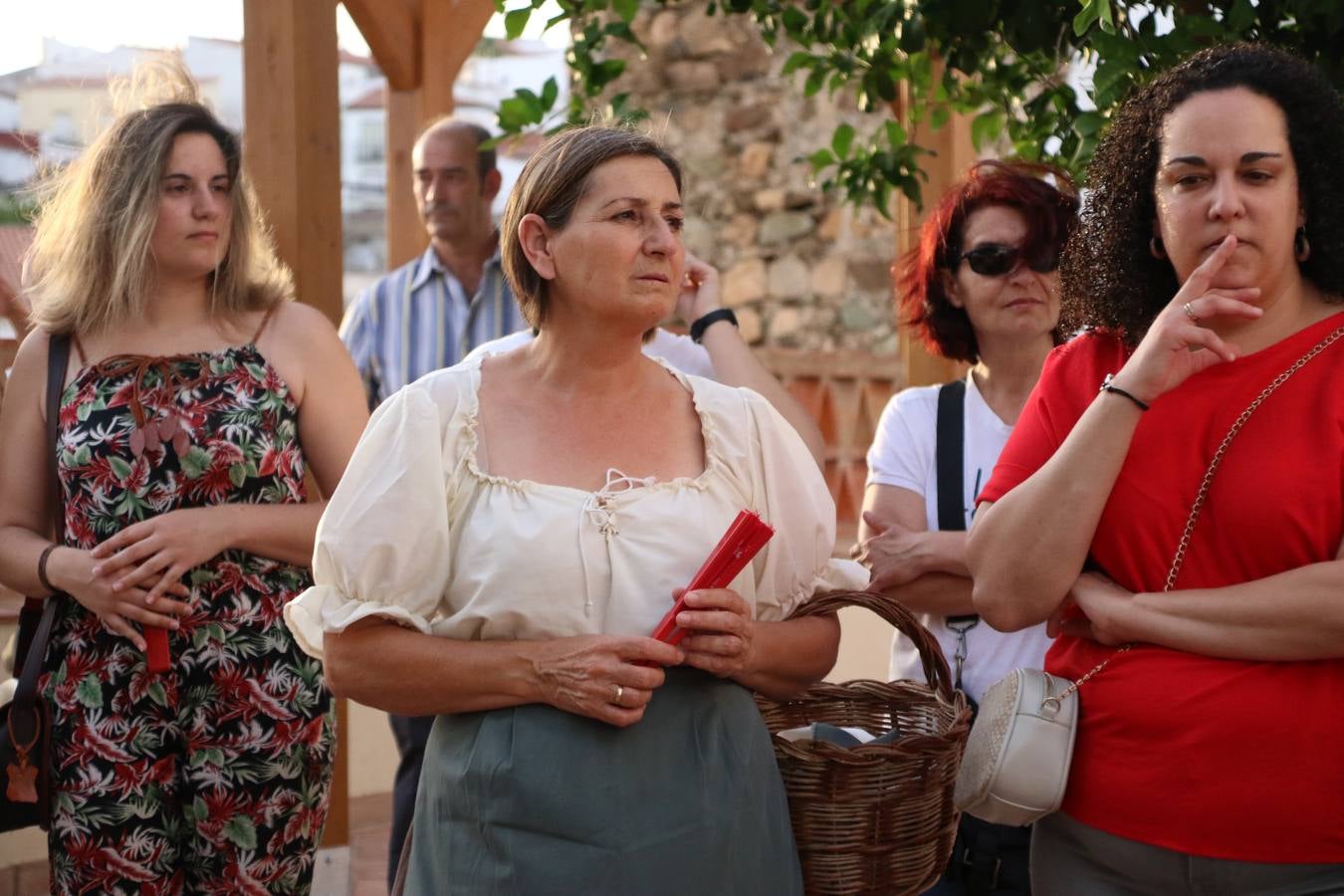 Las visitas guiadas, los talleres y los espectáculos marcan el ritmo del XVI Festival Templario. Vecinos y turistas recorrieron, ayer, las principales calles del municipio donde artesanos, mercaderes y taberneros ofrecían sus productos. También, pequeños y mayores disfrutaron con 'Descubriendo rincones templarios'; demostración de formaciones de combate; taller de cantería; cómo se vestía un templario para el combate; pasacalles; tiro con arco; espectáculo circense medieval, y espectáculo aéreo y de fuego.