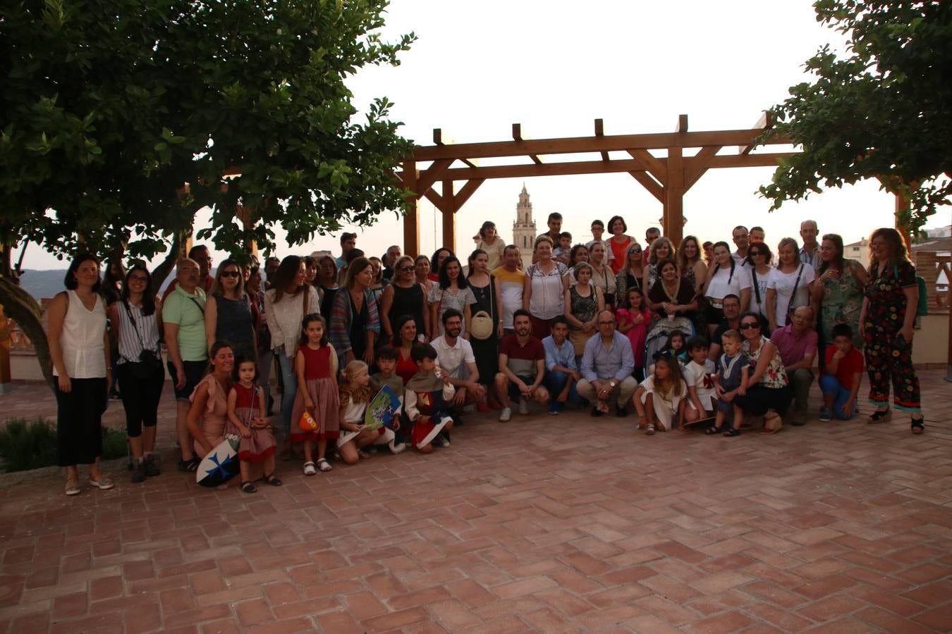 Las visitas guiadas, los talleres y los espectáculos marcan el ritmo del XVI Festival Templario. Vecinos y turistas recorrieron, ayer, las principales calles del municipio donde artesanos, mercaderes y taberneros ofrecían sus productos. También, pequeños y mayores disfrutaron con 'Descubriendo rincones templarios'; demostración de formaciones de combate; taller de cantería; cómo se vestía un templario para el combate; pasacalles; tiro con arco; espectáculo circense medieval, y espectáculo aéreo y de fuego.