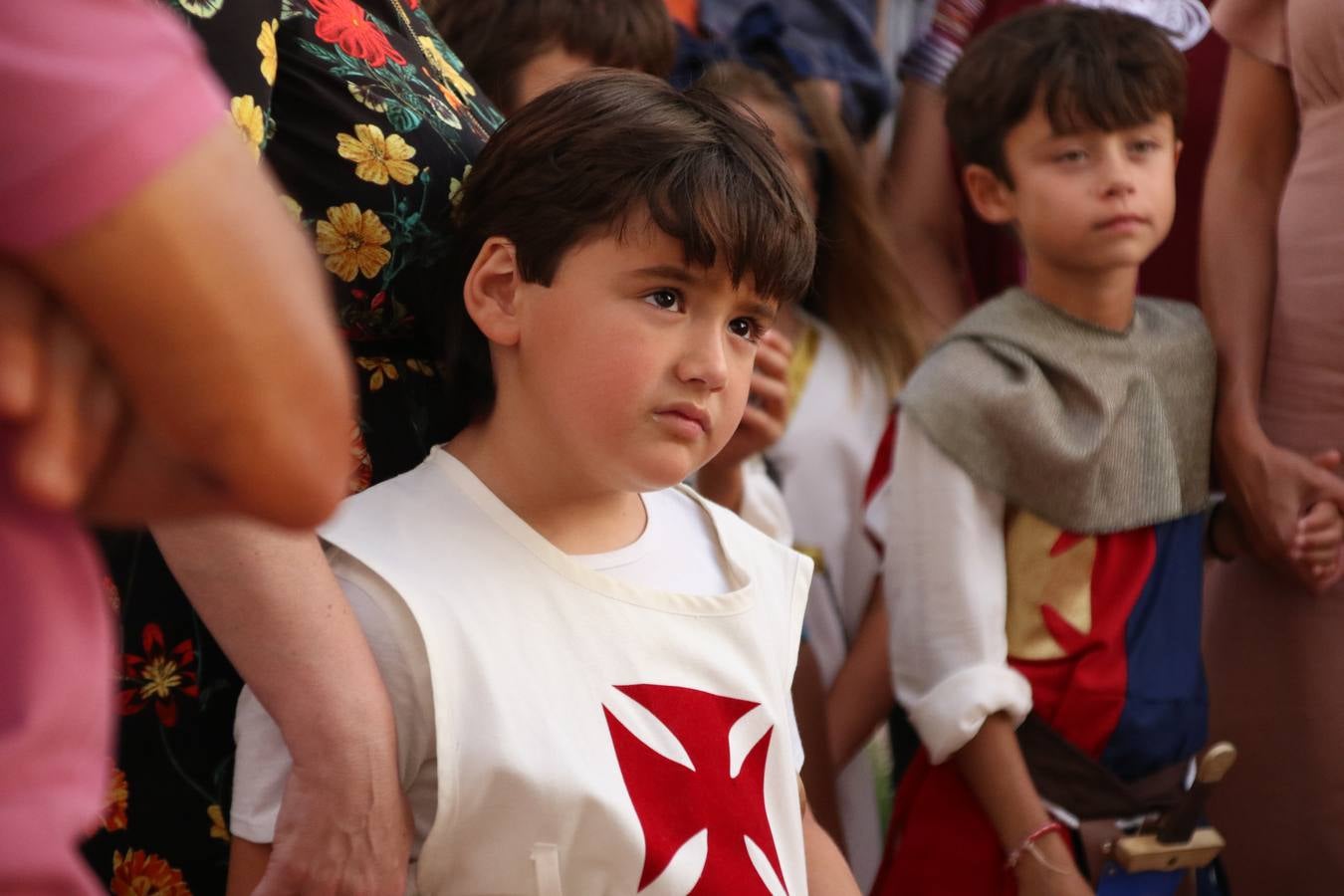 Las visitas guiadas, los talleres y los espectáculos marcan el ritmo del XVI Festival Templario. Vecinos y turistas recorrieron, ayer, las principales calles del municipio donde artesanos, mercaderes y taberneros ofrecían sus productos. También, pequeños y mayores disfrutaron con 'Descubriendo rincones templarios'; demostración de formaciones de combate; taller de cantería; cómo se vestía un templario para el combate; pasacalles; tiro con arco; espectáculo circense medieval, y espectáculo aéreo y de fuego.