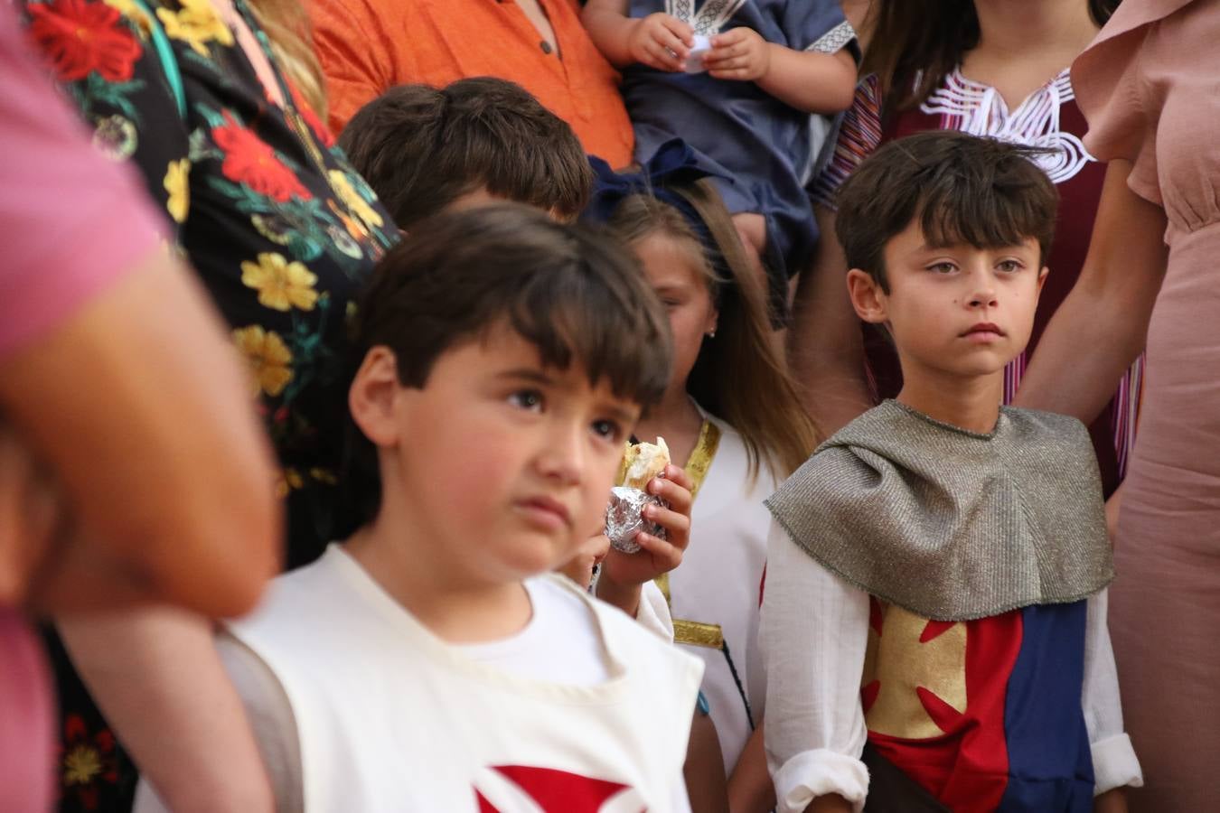 Las visitas guiadas, los talleres y los espectáculos marcan el ritmo del XVI Festival Templario. Vecinos y turistas recorrieron, ayer, las principales calles del municipio donde artesanos, mercaderes y taberneros ofrecían sus productos. También, pequeños y mayores disfrutaron con 'Descubriendo rincones templarios'; demostración de formaciones de combate; taller de cantería; cómo se vestía un templario para el combate; pasacalles; tiro con arco; espectáculo circense medieval, y espectáculo aéreo y de fuego.