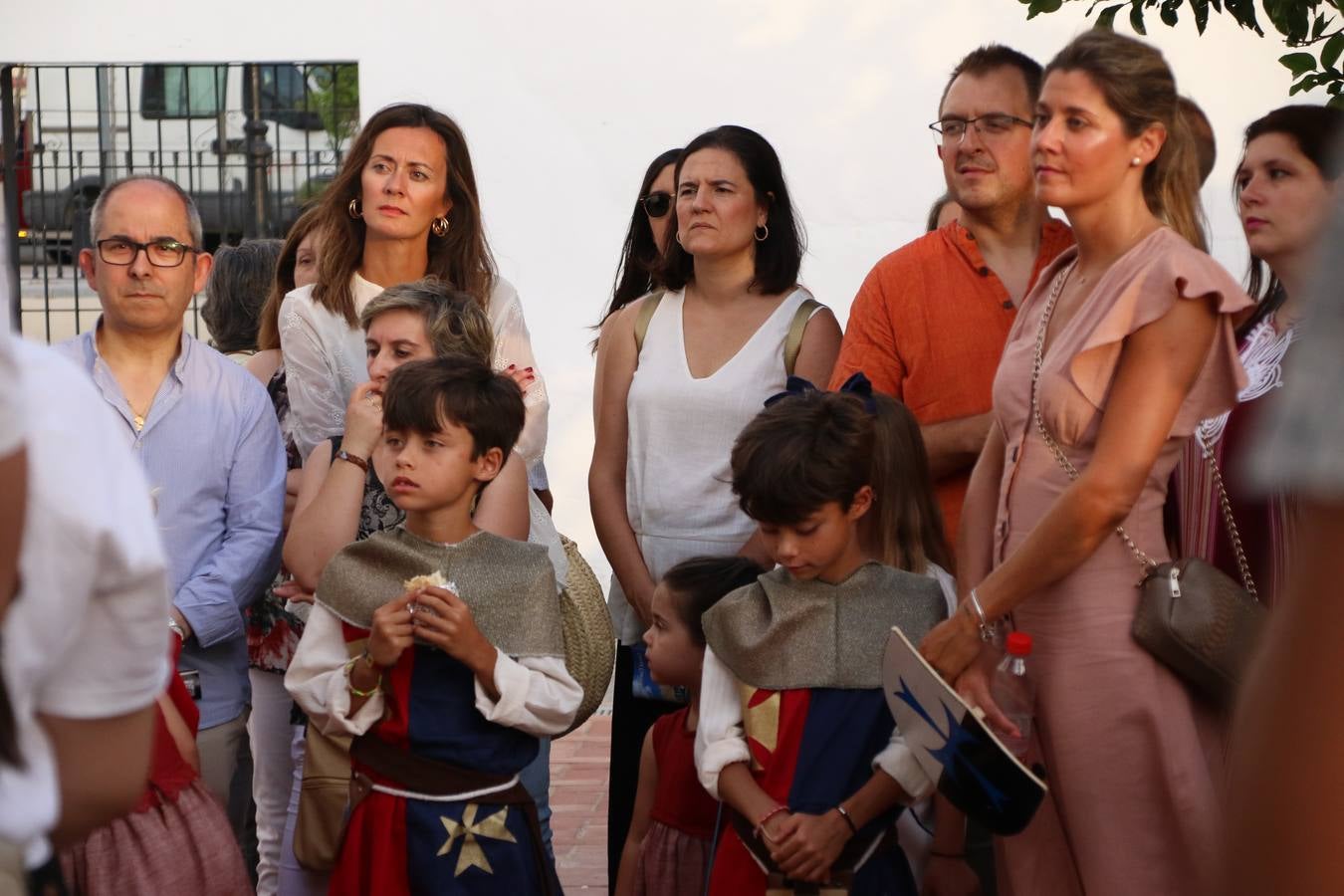 Las visitas guiadas, los talleres y los espectáculos marcan el ritmo del XVI Festival Templario. Vecinos y turistas recorrieron, ayer, las principales calles del municipio donde artesanos, mercaderes y taberneros ofrecían sus productos. También, pequeños y mayores disfrutaron con 'Descubriendo rincones templarios'; demostración de formaciones de combate; taller de cantería; cómo se vestía un templario para el combate; pasacalles; tiro con arco; espectáculo circense medieval, y espectáculo aéreo y de fuego.