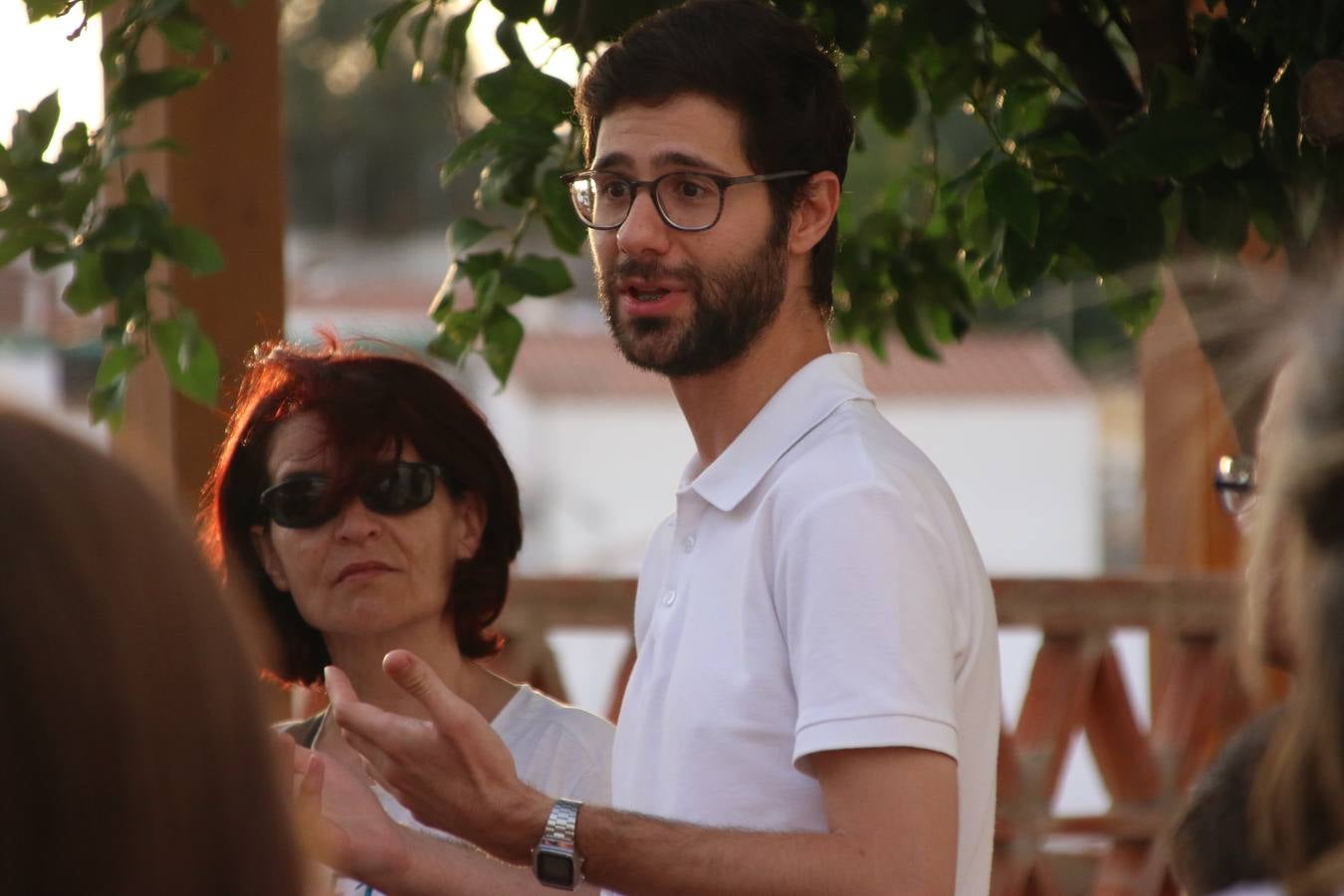 Las visitas guiadas, los talleres y los espectáculos marcan el ritmo del XVI Festival Templario. Vecinos y turistas recorrieron, ayer, las principales calles del municipio donde artesanos, mercaderes y taberneros ofrecían sus productos. También, pequeños y mayores disfrutaron con 'Descubriendo rincones templarios'; demostración de formaciones de combate; taller de cantería; cómo se vestía un templario para el combate; pasacalles; tiro con arco; espectáculo circense medieval, y espectáculo aéreo y de fuego.