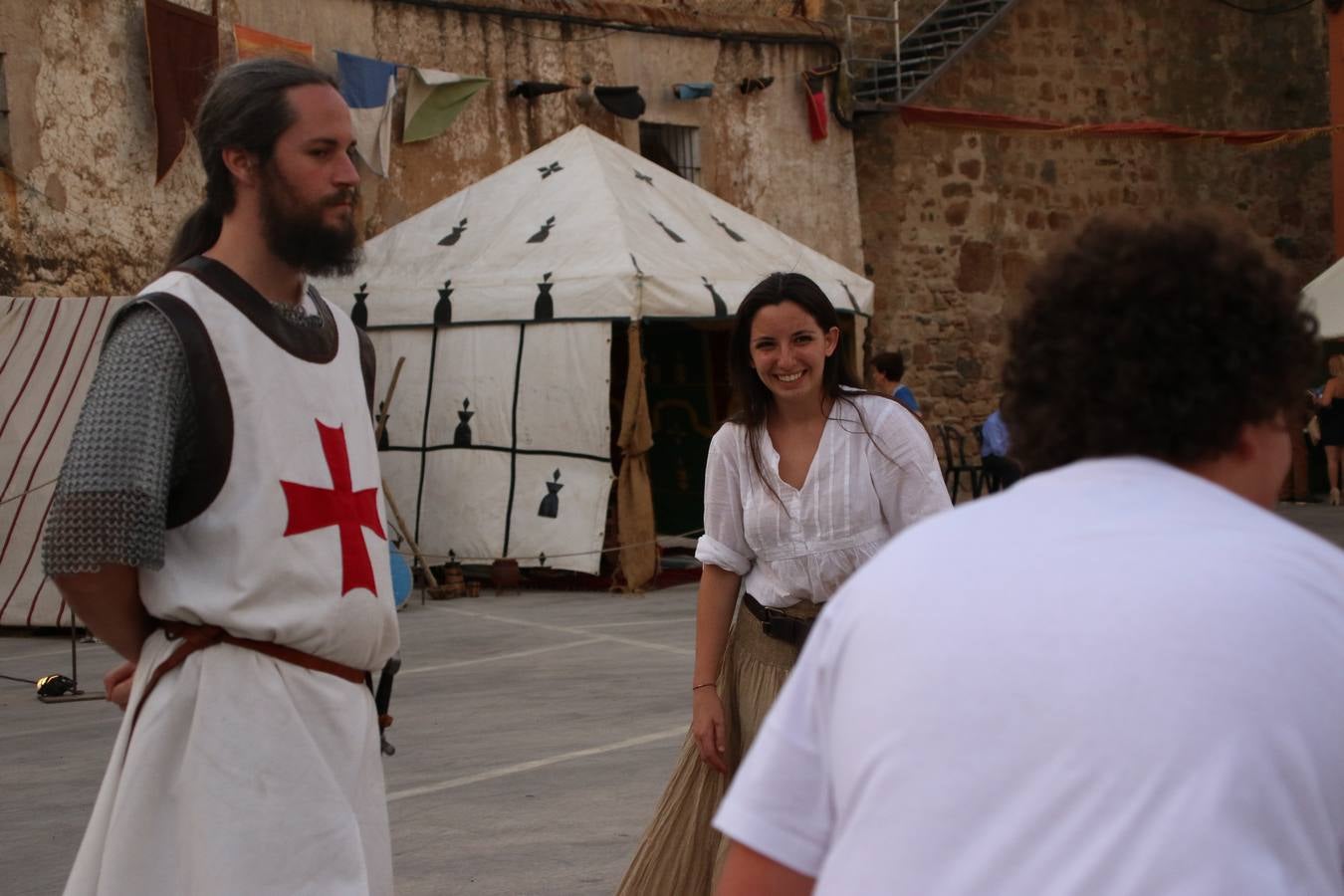 Las visitas guiadas, los talleres y los espectáculos marcan el ritmo del XVI Festival Templario. Vecinos y turistas recorrieron, ayer, las principales calles del municipio donde artesanos, mercaderes y taberneros ofrecían sus productos. También, pequeños y mayores disfrutaron con 'Descubriendo rincones templarios'; demostración de formaciones de combate; taller de cantería; cómo se vestía un templario para el combate; pasacalles; tiro con arco; espectáculo circense medieval, y espectáculo aéreo y de fuego.