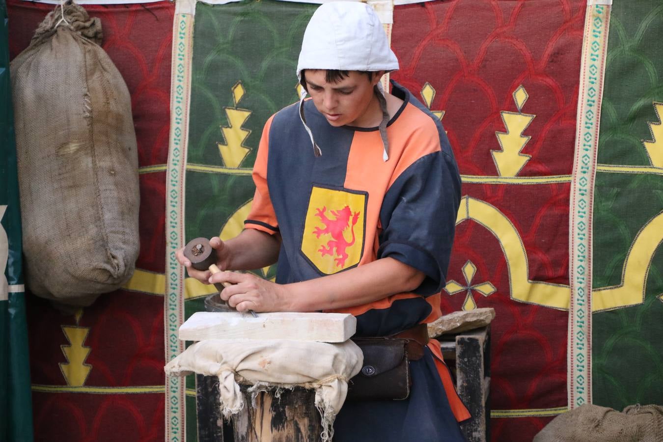 Las visitas guiadas, los talleres y los espectáculos marcan el ritmo del XVI Festival Templario. Vecinos y turistas recorrieron, ayer, las principales calles del municipio donde artesanos, mercaderes y taberneros ofrecían sus productos. También, pequeños y mayores disfrutaron con 'Descubriendo rincones templarios'; demostración de formaciones de combate; taller de cantería; cómo se vestía un templario para el combate; pasacalles; tiro con arco; espectáculo circense medieval, y espectáculo aéreo y de fuego.