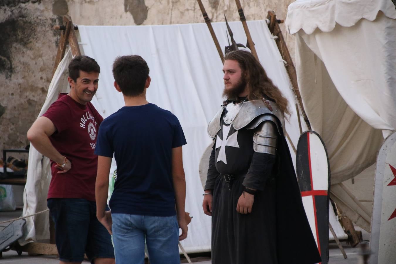 Las visitas guiadas, los talleres y los espectáculos marcan el ritmo del XVI Festival Templario. Vecinos y turistas recorrieron, ayer, las principales calles del municipio donde artesanos, mercaderes y taberneros ofrecían sus productos. También, pequeños y mayores disfrutaron con 'Descubriendo rincones templarios'; demostración de formaciones de combate; taller de cantería; cómo se vestía un templario para el combate; pasacalles; tiro con arco; espectáculo circense medieval, y espectáculo aéreo y de fuego.