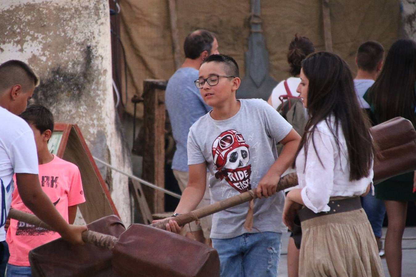 Las visitas guiadas, los talleres y los espectáculos marcan el ritmo del XVI Festival Templario. Vecinos y turistas recorrieron, ayer, las principales calles del municipio donde artesanos, mercaderes y taberneros ofrecían sus productos. También, pequeños y mayores disfrutaron con 'Descubriendo rincones templarios'; demostración de formaciones de combate; taller de cantería; cómo se vestía un templario para el combate; pasacalles; tiro con arco; espectáculo circense medieval, y espectáculo aéreo y de fuego.