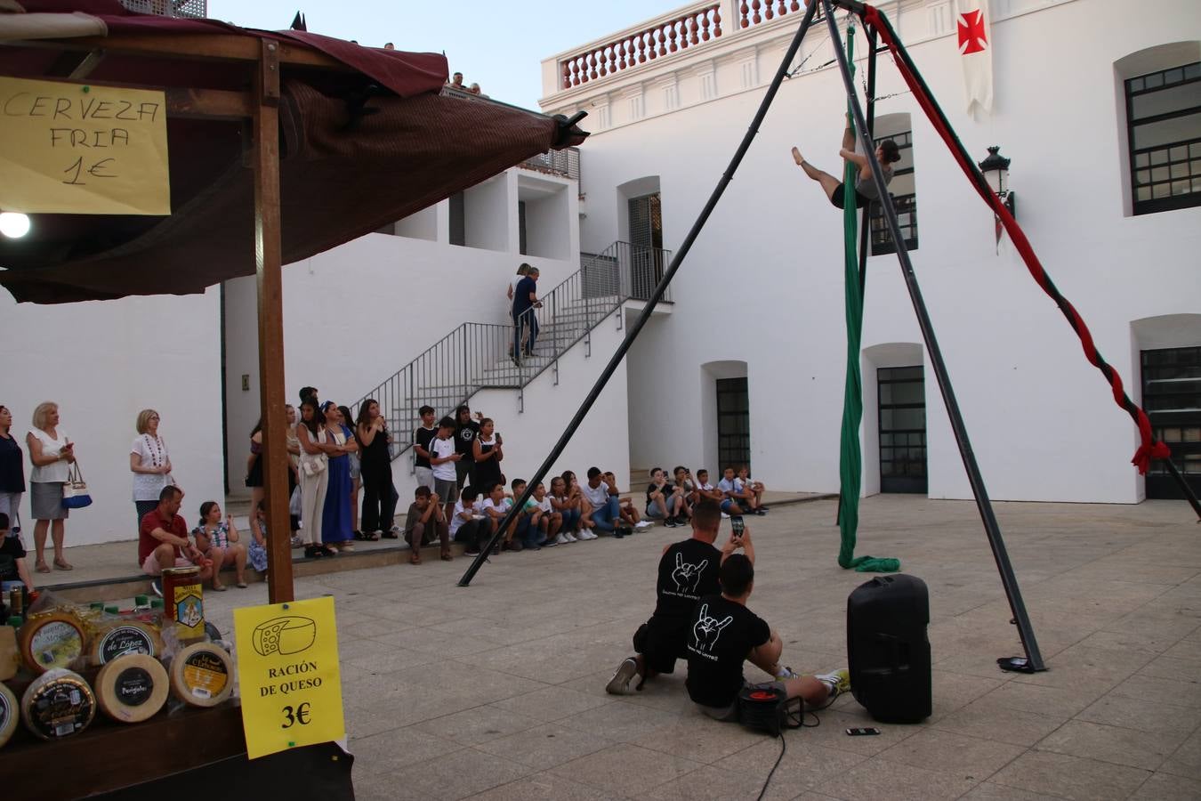 Las visitas guiadas, los talleres y los espectáculos marcan el ritmo del XVI Festival Templario. Vecinos y turistas recorrieron, ayer, las principales calles del municipio donde artesanos, mercaderes y taberneros ofrecían sus productos. También, pequeños y mayores disfrutaron con 'Descubriendo rincones templarios'; demostración de formaciones de combate; taller de cantería; cómo se vestía un templario para el combate; pasacalles; tiro con arco; espectáculo circense medieval, y espectáculo aéreo y de fuego.