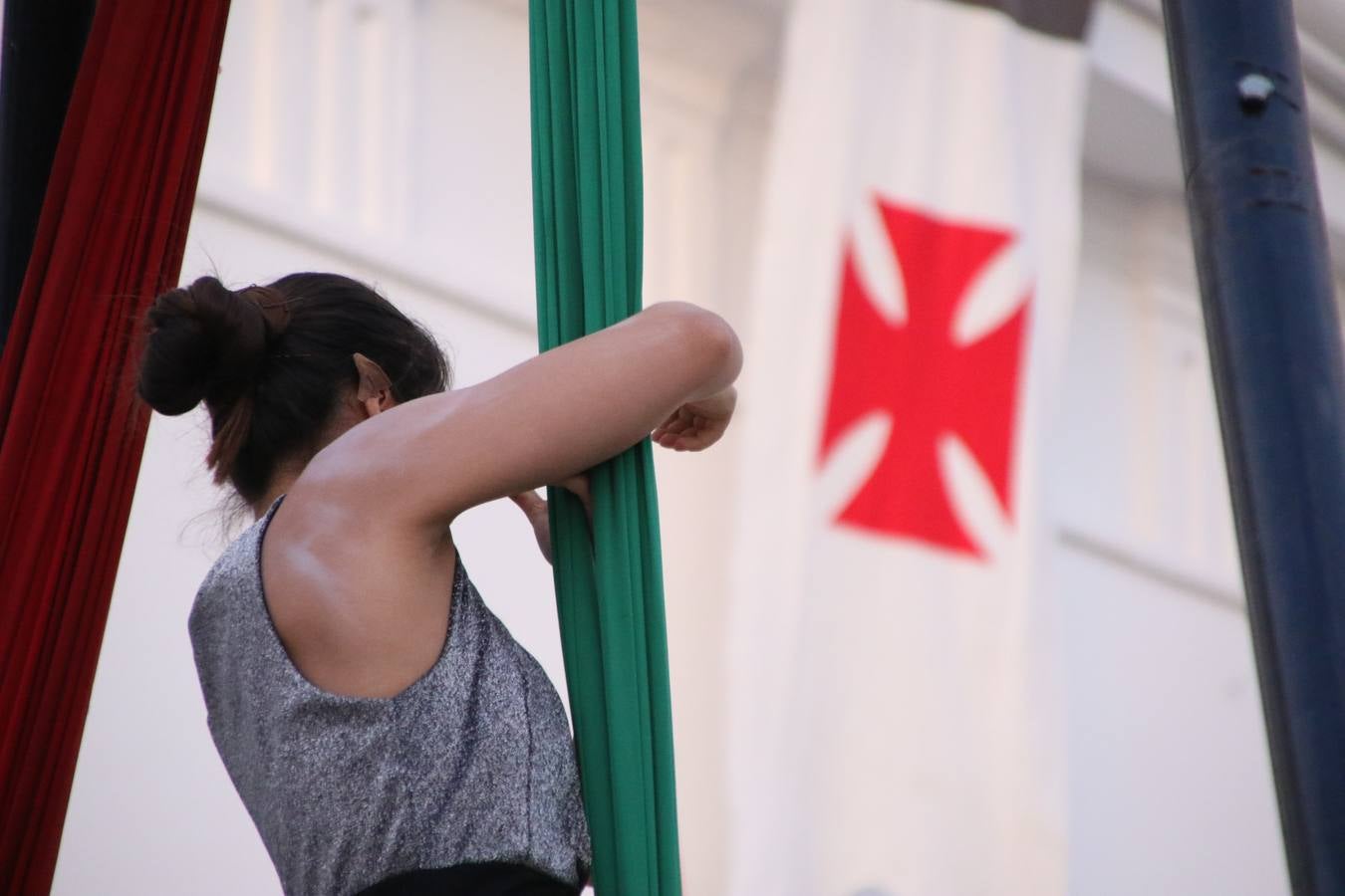 Las visitas guiadas, los talleres y los espectáculos marcan el ritmo del XVI Festival Templario. Vecinos y turistas recorrieron, ayer, las principales calles del municipio donde artesanos, mercaderes y taberneros ofrecían sus productos. También, pequeños y mayores disfrutaron con 'Descubriendo rincones templarios'; demostración de formaciones de combate; taller de cantería; cómo se vestía un templario para el combate; pasacalles; tiro con arco; espectáculo circense medieval, y espectáculo aéreo y de fuego.