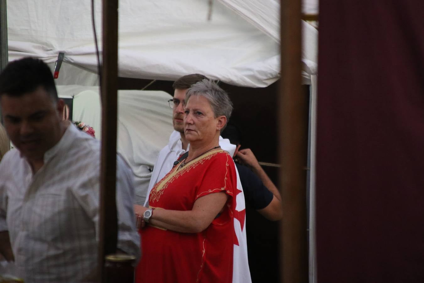 Las visitas guiadas, los talleres y los espectáculos marcan el ritmo del XVI Festival Templario. Vecinos y turistas recorrieron, ayer, las principales calles del municipio donde artesanos, mercaderes y taberneros ofrecían sus productos. También, pequeños y mayores disfrutaron con 'Descubriendo rincones templarios'; demostración de formaciones de combate; taller de cantería; cómo se vestía un templario para el combate; pasacalles; tiro con arco; espectáculo circense medieval, y espectáculo aéreo y de fuego.