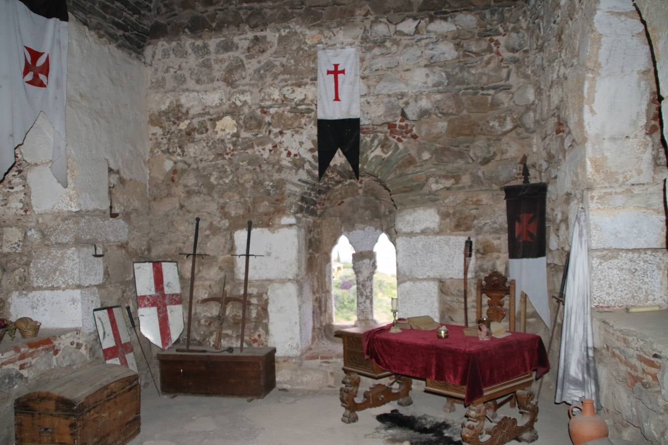 Las visitas guiadas, los talleres y los espectáculos marcan el ritmo del XVI Festival Templario. Vecinos y turistas recorrieron, ayer, las principales calles del municipio donde artesanos, mercaderes y taberneros ofrecían sus productos. También, pequeños y mayores disfrutaron con 'Descubriendo rincones templarios'; demostración de formaciones de combate; taller de cantería; cómo se vestía un templario para el combate; pasacalles; tiro con arco; espectáculo circense medieval, y espectáculo aéreo y de fuego.