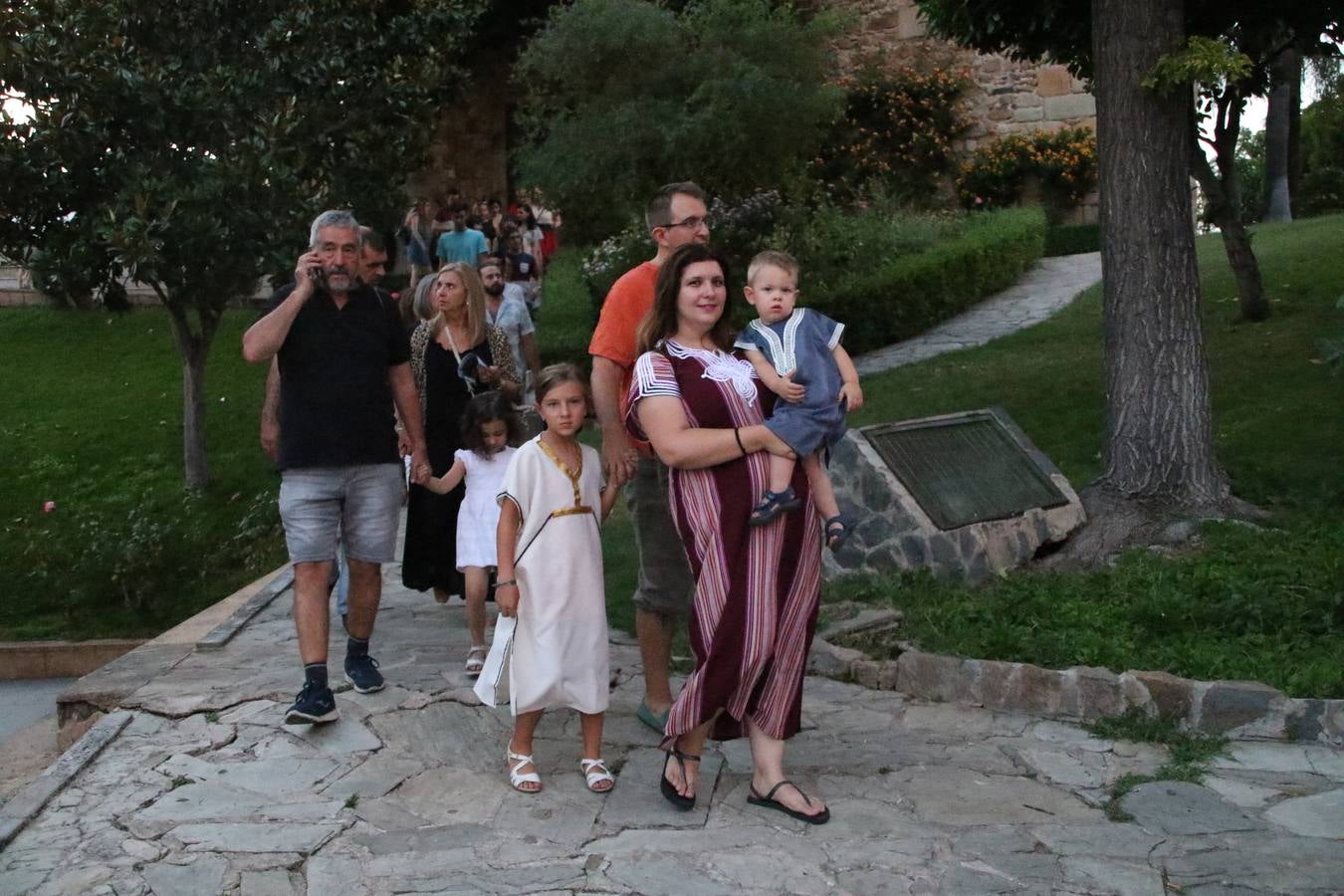 Las visitas guiadas, los talleres y los espectáculos marcan el ritmo del XVI Festival Templario. Vecinos y turistas recorrieron, ayer, las principales calles del municipio donde artesanos, mercaderes y taberneros ofrecían sus productos. También, pequeños y mayores disfrutaron con 'Descubriendo rincones templarios'; demostración de formaciones de combate; taller de cantería; cómo se vestía un templario para el combate; pasacalles; tiro con arco; espectáculo circense medieval, y espectáculo aéreo y de fuego.