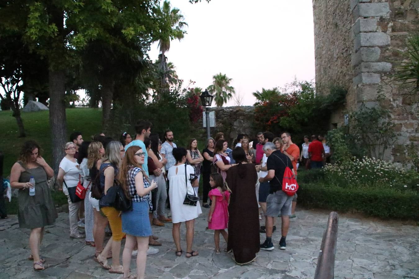 Las visitas guiadas, los talleres y los espectáculos marcan el ritmo del XVI Festival Templario. Vecinos y turistas recorrieron, ayer, las principales calles del municipio donde artesanos, mercaderes y taberneros ofrecían sus productos. También, pequeños y mayores disfrutaron con 'Descubriendo rincones templarios'; demostración de formaciones de combate; taller de cantería; cómo se vestía un templario para el combate; pasacalles; tiro con arco; espectáculo circense medieval, y espectáculo aéreo y de fuego.