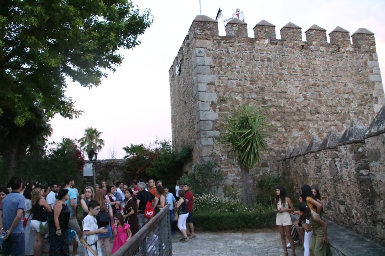 Las visitas guiadas, los talleres y los espectáculos marcan el ritmo del XVI Festival Templario. Vecinos y turistas recorrieron, ayer, las principales calles del municipio donde artesanos, mercaderes y taberneros ofrecían sus productos. También, pequeños y mayores disfrutaron con 'Descubriendo rincones templarios'; demostración de formaciones de combate; taller de cantería; cómo se vestía un templario para el combate; pasacalles; tiro con arco; espectáculo circense medieval, y espectáculo aéreo y de fuego.
