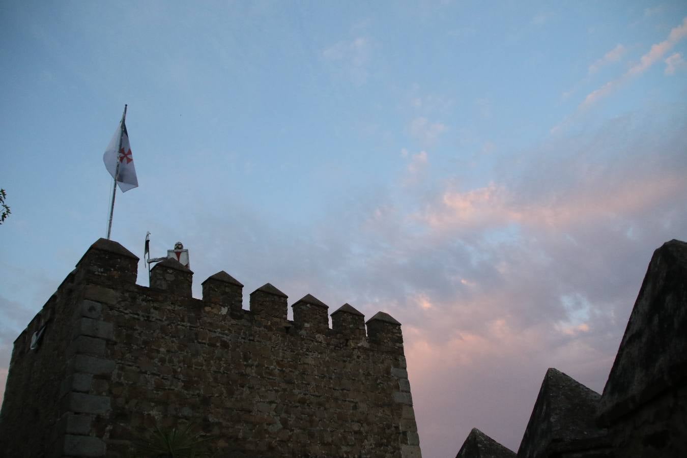Las visitas guiadas, los talleres y los espectáculos marcan el ritmo del XVI Festival Templario. Vecinos y turistas recorrieron, ayer, las principales calles del municipio donde artesanos, mercaderes y taberneros ofrecían sus productos. También, pequeños y mayores disfrutaron con 'Descubriendo rincones templarios'; demostración de formaciones de combate; taller de cantería; cómo se vestía un templario para el combate; pasacalles; tiro con arco; espectáculo circense medieval, y espectáculo aéreo y de fuego.