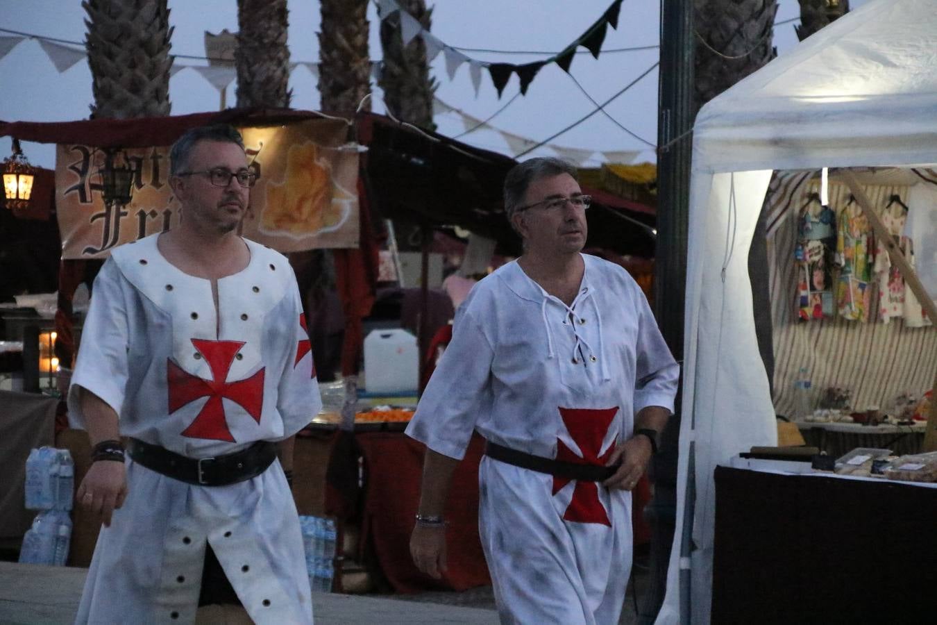 Las visitas guiadas, los talleres y los espectáculos marcan el ritmo del XVI Festival Templario. Vecinos y turistas recorrieron, ayer, las principales calles del municipio donde artesanos, mercaderes y taberneros ofrecían sus productos. También, pequeños y mayores disfrutaron con 'Descubriendo rincones templarios'; demostración de formaciones de combate; taller de cantería; cómo se vestía un templario para el combate; pasacalles; tiro con arco; espectáculo circense medieval, y espectáculo aéreo y de fuego.
