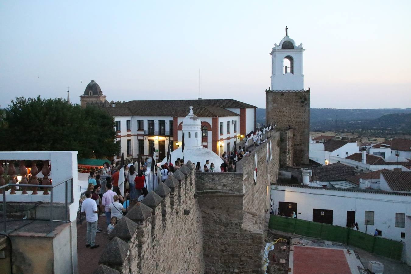 Las visitas guiadas, los talleres y los espectáculos marcan el ritmo del XVI Festival Templario. Vecinos y turistas recorrieron, ayer, las principales calles del municipio donde artesanos, mercaderes y taberneros ofrecían sus productos. También, pequeños y mayores disfrutaron con 'Descubriendo rincones templarios'; demostración de formaciones de combate; taller de cantería; cómo se vestía un templario para el combate; pasacalles; tiro con arco; espectáculo circense medieval, y espectáculo aéreo y de fuego.