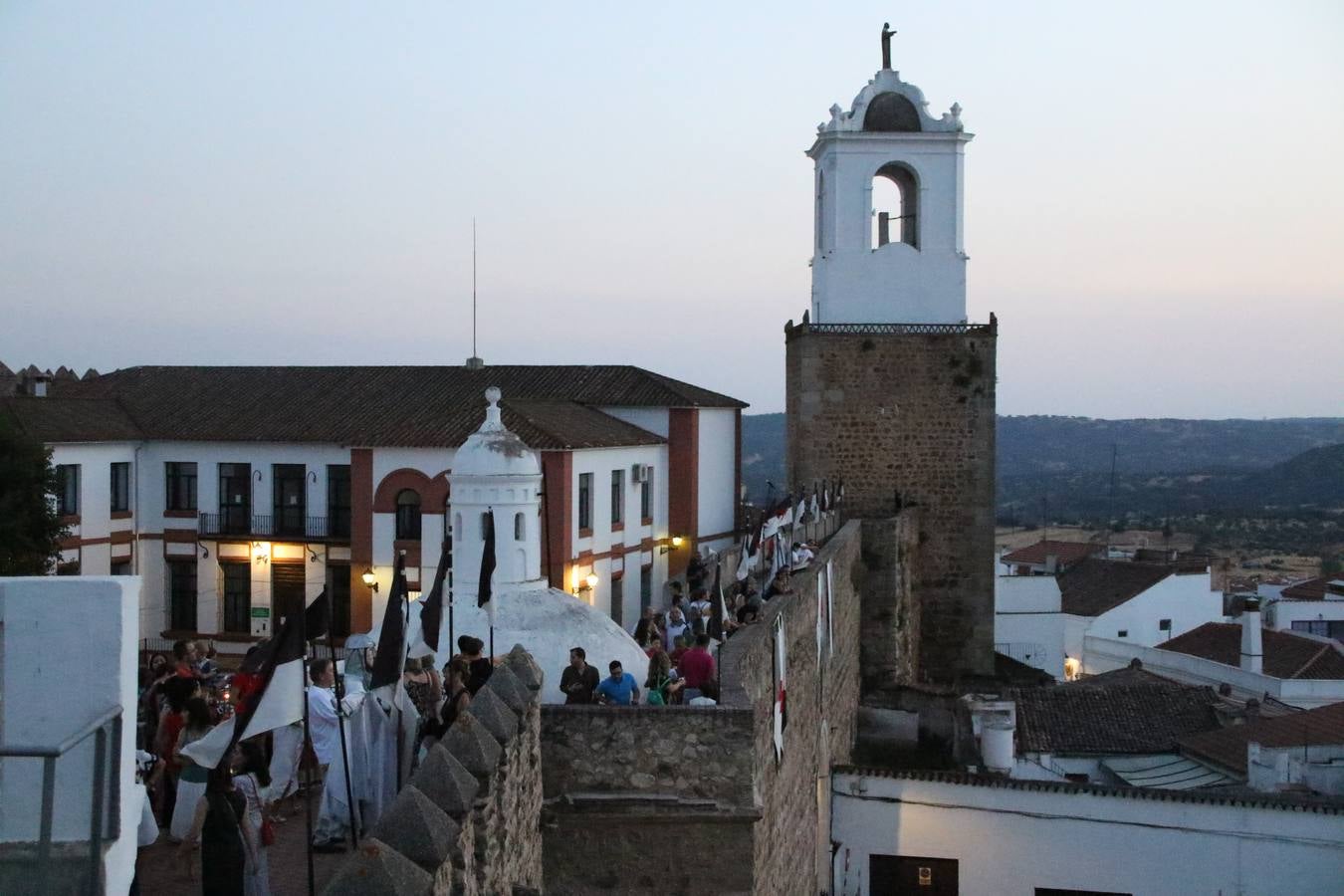 Las visitas guiadas, los talleres y los espectáculos marcan el ritmo del XVI Festival Templario. Vecinos y turistas recorrieron, ayer, las principales calles del municipio donde artesanos, mercaderes y taberneros ofrecían sus productos. También, pequeños y mayores disfrutaron con 'Descubriendo rincones templarios'; demostración de formaciones de combate; taller de cantería; cómo se vestía un templario para el combate; pasacalles; tiro con arco; espectáculo circense medieval, y espectáculo aéreo y de fuego.