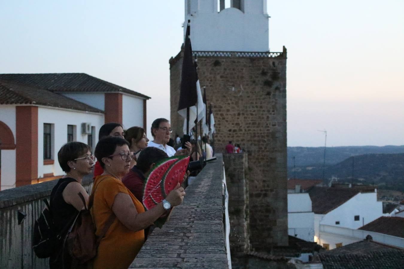 Las visitas guiadas, los talleres y los espectáculos marcan el ritmo del XVI Festival Templario. Vecinos y turistas recorrieron, ayer, las principales calles del municipio donde artesanos, mercaderes y taberneros ofrecían sus productos. También, pequeños y mayores disfrutaron con 'Descubriendo rincones templarios'; demostración de formaciones de combate; taller de cantería; cómo se vestía un templario para el combate; pasacalles; tiro con arco; espectáculo circense medieval, y espectáculo aéreo y de fuego.