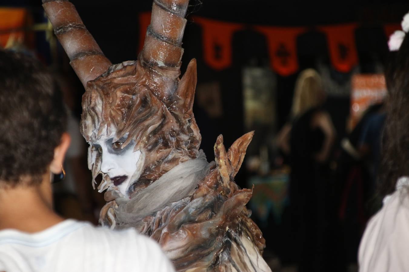 Las visitas guiadas, los talleres y los espectáculos marcan el ritmo del XVI Festival Templario. Vecinos y turistas recorrieron, ayer, las principales calles del municipio donde artesanos, mercaderes y taberneros ofrecían sus productos. También, pequeños y mayores disfrutaron con 'Descubriendo rincones templarios'; demostración de formaciones de combate; taller de cantería; cómo se vestía un templario para el combate; pasacalles; tiro con arco; espectáculo circense medieval, y espectáculo aéreo y de fuego.