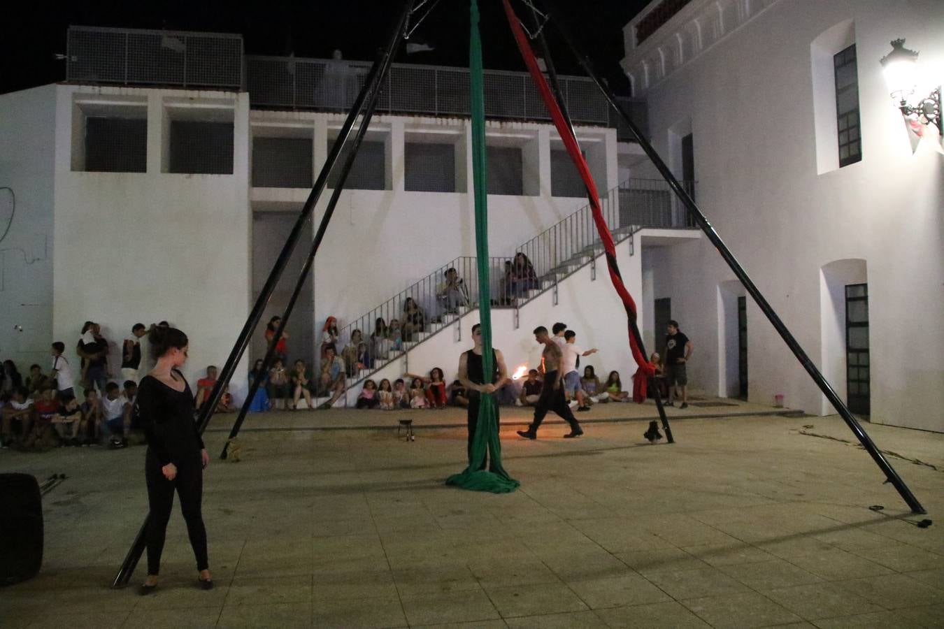 Las visitas guiadas, los talleres y los espectáculos marcan el ritmo del XVI Festival Templario. Vecinos y turistas recorrieron, ayer, las principales calles del municipio donde artesanos, mercaderes y taberneros ofrecían sus productos. También, pequeños y mayores disfrutaron con 'Descubriendo rincones templarios'; demostración de formaciones de combate; taller de cantería; cómo se vestía un templario para el combate; pasacalles; tiro con arco; espectáculo circense medieval, y espectáculo aéreo y de fuego.