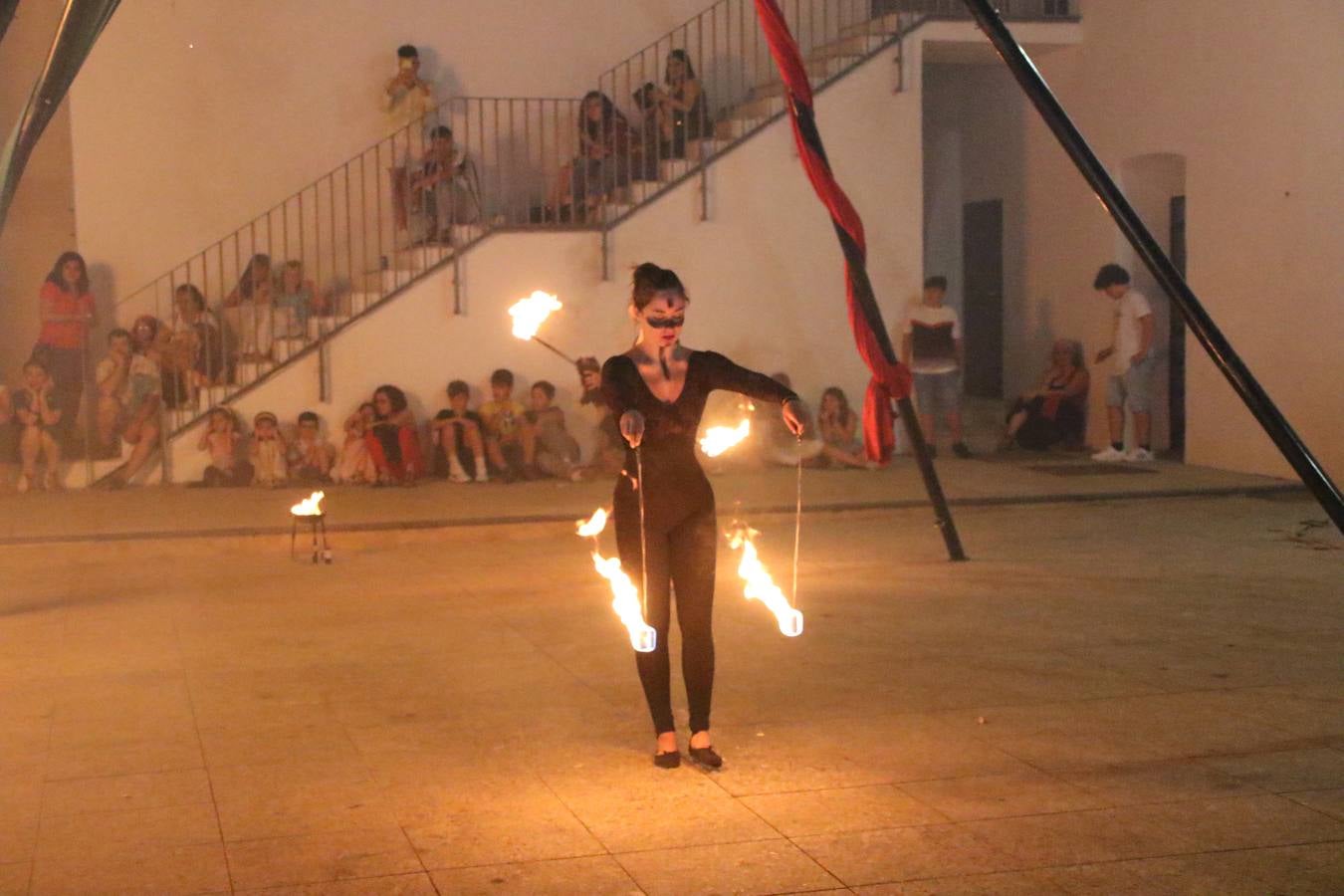 Las visitas guiadas, los talleres y los espectáculos marcan el ritmo del XVI Festival Templario. Vecinos y turistas recorrieron, ayer, las principales calles del municipio donde artesanos, mercaderes y taberneros ofrecían sus productos. También, pequeños y mayores disfrutaron con 'Descubriendo rincones templarios'; demostración de formaciones de combate; taller de cantería; cómo se vestía un templario para el combate; pasacalles; tiro con arco; espectáculo circense medieval, y espectáculo aéreo y de fuego.
