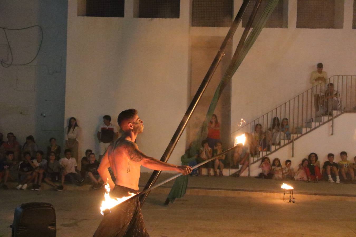 Las visitas guiadas, los talleres y los espectáculos marcan el ritmo del XVI Festival Templario. Vecinos y turistas recorrieron, ayer, las principales calles del municipio donde artesanos, mercaderes y taberneros ofrecían sus productos. También, pequeños y mayores disfrutaron con 'Descubriendo rincones templarios'; demostración de formaciones de combate; taller de cantería; cómo se vestía un templario para el combate; pasacalles; tiro con arco; espectáculo circense medieval, y espectáculo aéreo y de fuego.