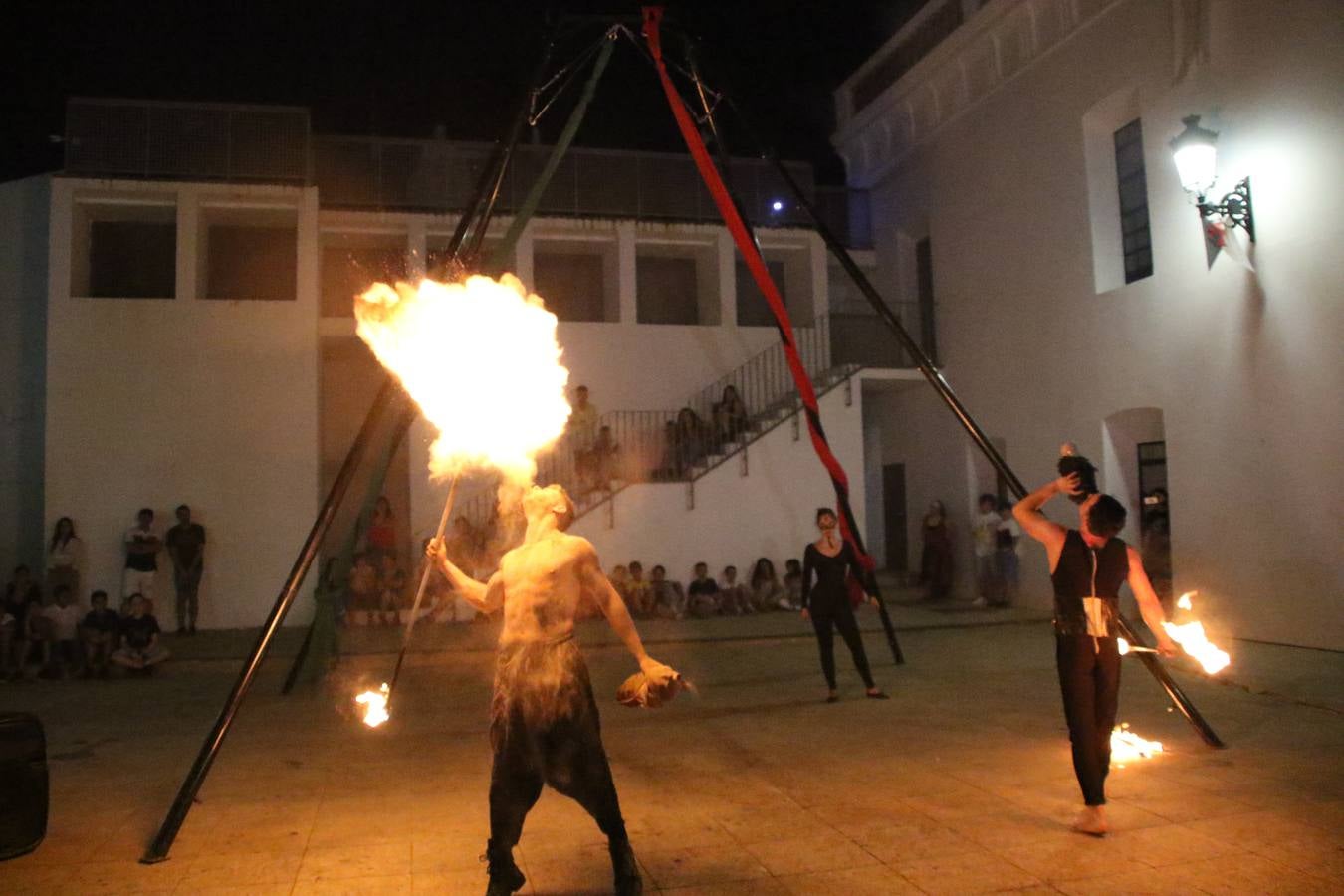 Las visitas guiadas, los talleres y los espectáculos marcan el ritmo del XVI Festival Templario. Vecinos y turistas recorrieron, ayer, las principales calles del municipio donde artesanos, mercaderes y taberneros ofrecían sus productos. También, pequeños y mayores disfrutaron con 'Descubriendo rincones templarios'; demostración de formaciones de combate; taller de cantería; cómo se vestía un templario para el combate; pasacalles; tiro con arco; espectáculo circense medieval, y espectáculo aéreo y de fuego.