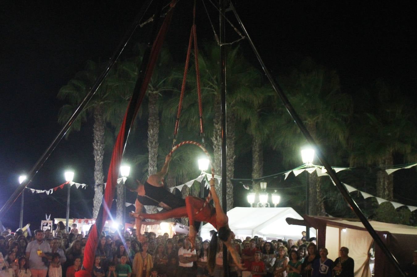 Jerez de los Caballeros se ha volcado, una vez más con su Festival Templario. Los escenarios naturales en los que se desarrolla este evento cultural, turístico y festivo, declarado Fiesta de Interés Turístico Regional, estuvieron llenos de público la noche del sábado cuando la animación, el ritmo y el ambiente del Mercado de las Tres Culturas, compartieron protagonismo con la segunda representación de la obra 'El último templario de Xerez', de nuevo merecedora de un sincero y cálido reconocimiento hacia todas las personas que la hacen posible.