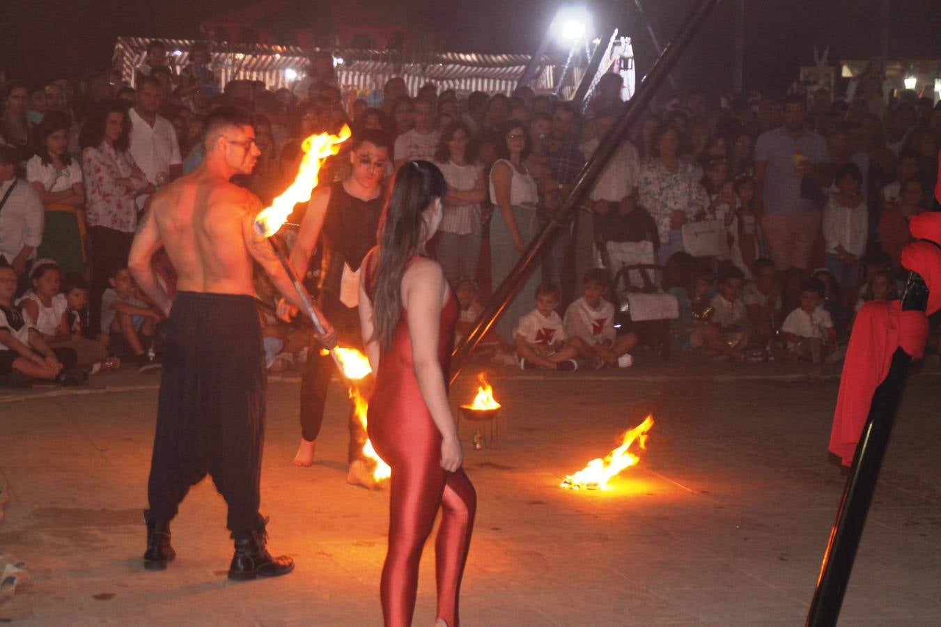 Jerez de los Caballeros se ha volcado, una vez más con su Festival Templario. Los escenarios naturales en los que se desarrolla este evento cultural, turístico y festivo, declarado Fiesta de Interés Turístico Regional, estuvieron llenos de público la noche del sábado cuando la animación, el ritmo y el ambiente del Mercado de las Tres Culturas, compartieron protagonismo con la segunda representación de la obra 'El último templario de Xerez', de nuevo merecedora de un sincero y cálido reconocimiento hacia todas las personas que la hacen posible.