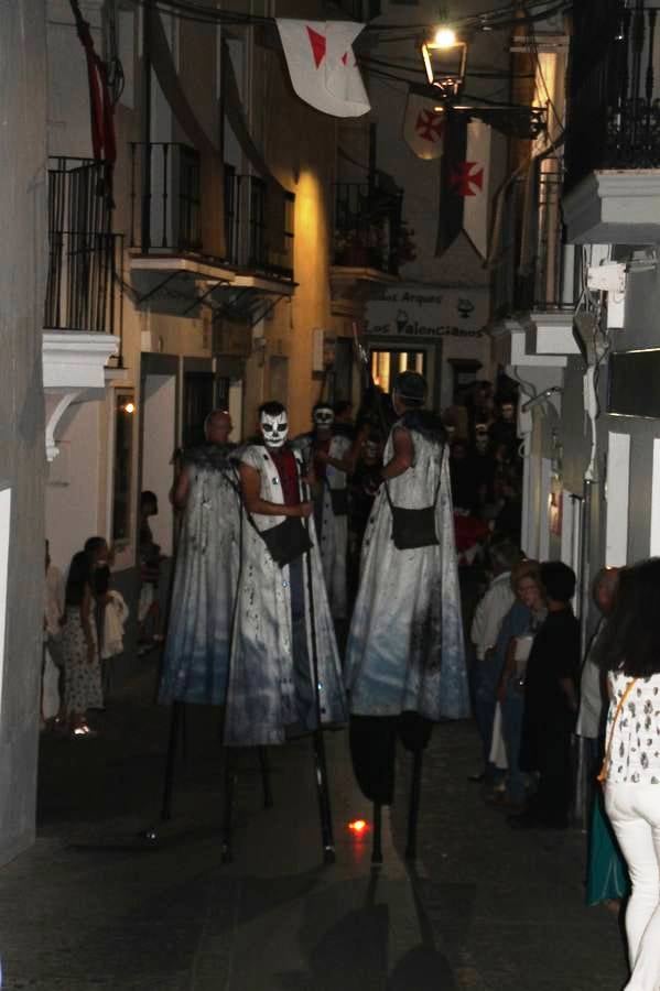 Jerez de los Caballeros se ha volcado, una vez más con su Festival Templario. Los escenarios naturales en los que se desarrolla este evento cultural, turístico y festivo, declarado Fiesta de Interés Turístico Regional, estuvieron llenos de público la noche del sábado cuando la animación, el ritmo y el ambiente del Mercado de las Tres Culturas, compartieron protagonismo con la segunda representación de la obra 'El último templario de Xerez', de nuevo merecedora de un sincero y cálido reconocimiento hacia todas las personas que la hacen posible.