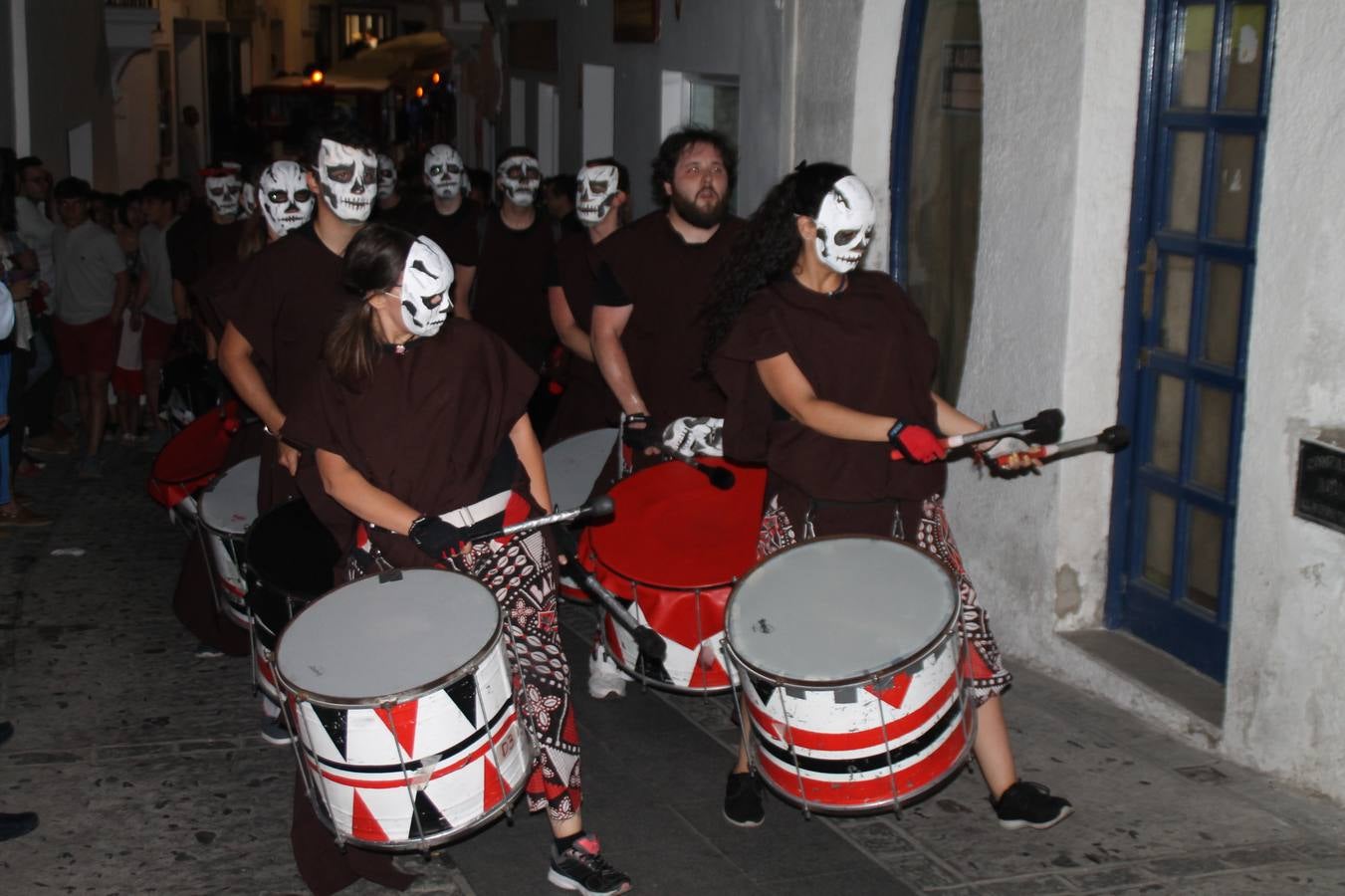 Jerez de los Caballeros se ha volcado, una vez más con su Festival Templario. Los escenarios naturales en los que se desarrolla este evento cultural, turístico y festivo, declarado Fiesta de Interés Turístico Regional, estuvieron llenos de público la noche del sábado cuando la animación, el ritmo y el ambiente del Mercado de las Tres Culturas, compartieron protagonismo con la segunda representación de la obra 'El último templario de Xerez', de nuevo merecedora de un sincero y cálido reconocimiento hacia todas las personas que la hacen posible.