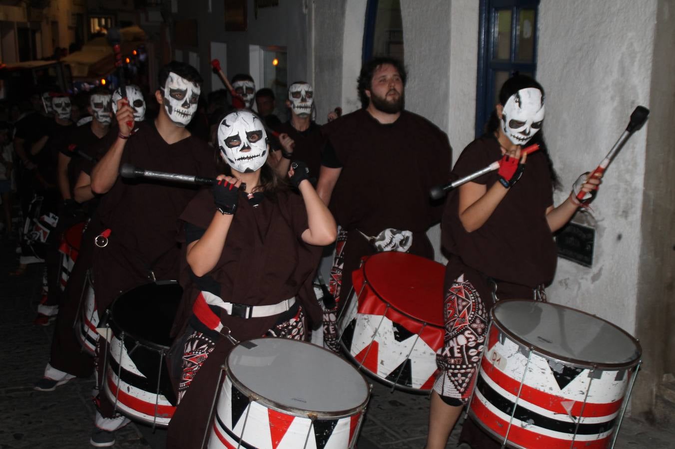 Jerez de los Caballeros se ha volcado, una vez más con su Festival Templario. Los escenarios naturales en los que se desarrolla este evento cultural, turístico y festivo, declarado Fiesta de Interés Turístico Regional, estuvieron llenos de público la noche del sábado cuando la animación, el ritmo y el ambiente del Mercado de las Tres Culturas, compartieron protagonismo con la segunda representación de la obra 'El último templario de Xerez', de nuevo merecedora de un sincero y cálido reconocimiento hacia todas las personas que la hacen posible.