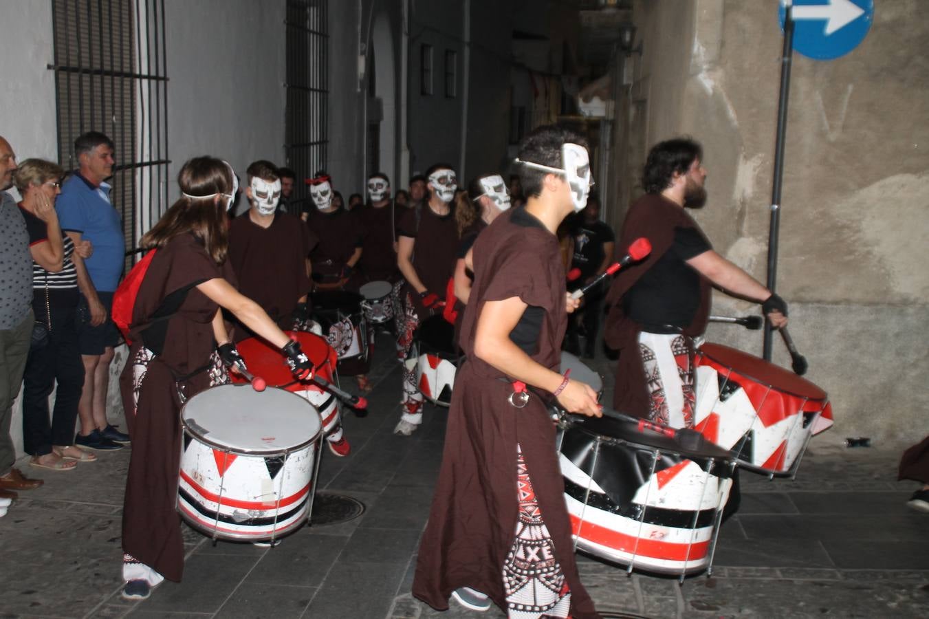 Jerez de los Caballeros se ha volcado, una vez más con su Festival Templario. Los escenarios naturales en los que se desarrolla este evento cultural, turístico y festivo, declarado Fiesta de Interés Turístico Regional, estuvieron llenos de público la noche del sábado cuando la animación, el ritmo y el ambiente del Mercado de las Tres Culturas, compartieron protagonismo con la segunda representación de la obra 'El último templario de Xerez', de nuevo merecedora de un sincero y cálido reconocimiento hacia todas las personas que la hacen posible.