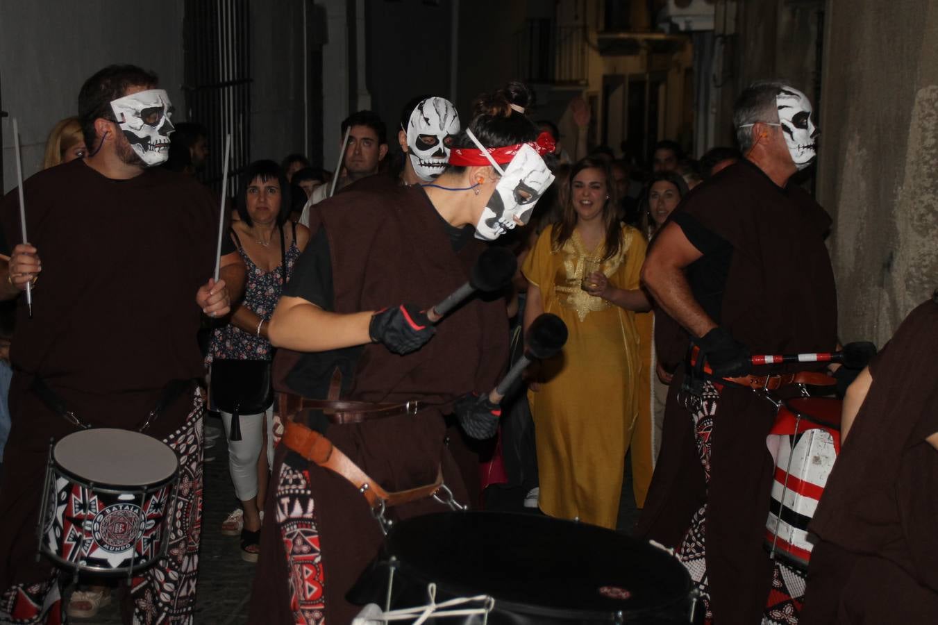 Jerez de los Caballeros se ha volcado, una vez más con su Festival Templario. Los escenarios naturales en los que se desarrolla este evento cultural, turístico y festivo, declarado Fiesta de Interés Turístico Regional, estuvieron llenos de público la noche del sábado cuando la animación, el ritmo y el ambiente del Mercado de las Tres Culturas, compartieron protagonismo con la segunda representación de la obra 'El último templario de Xerez', de nuevo merecedora de un sincero y cálido reconocimiento hacia todas las personas que la hacen posible.