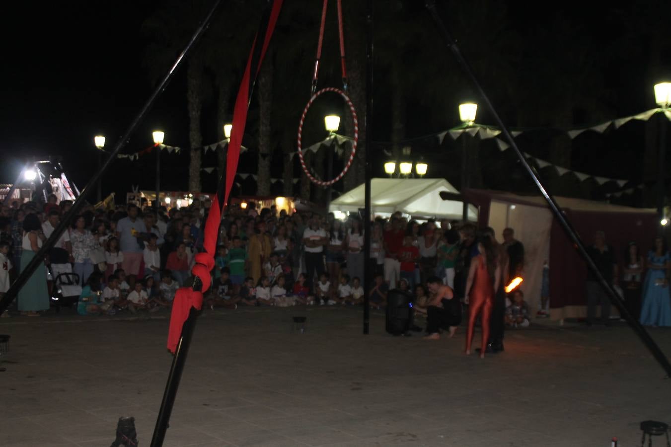 Jerez de los Caballeros se ha volcado, una vez más con su Festival Templario. Los escenarios naturales en los que se desarrolla este evento cultural, turístico y festivo, declarado Fiesta de Interés Turístico Regional, estuvieron llenos de público la noche del sábado cuando la animación, el ritmo y el ambiente del Mercado de las Tres Culturas, compartieron protagonismo con la segunda representación de la obra 'El último templario de Xerez', de nuevo merecedora de un sincero y cálido reconocimiento hacia todas las personas que la hacen posible.