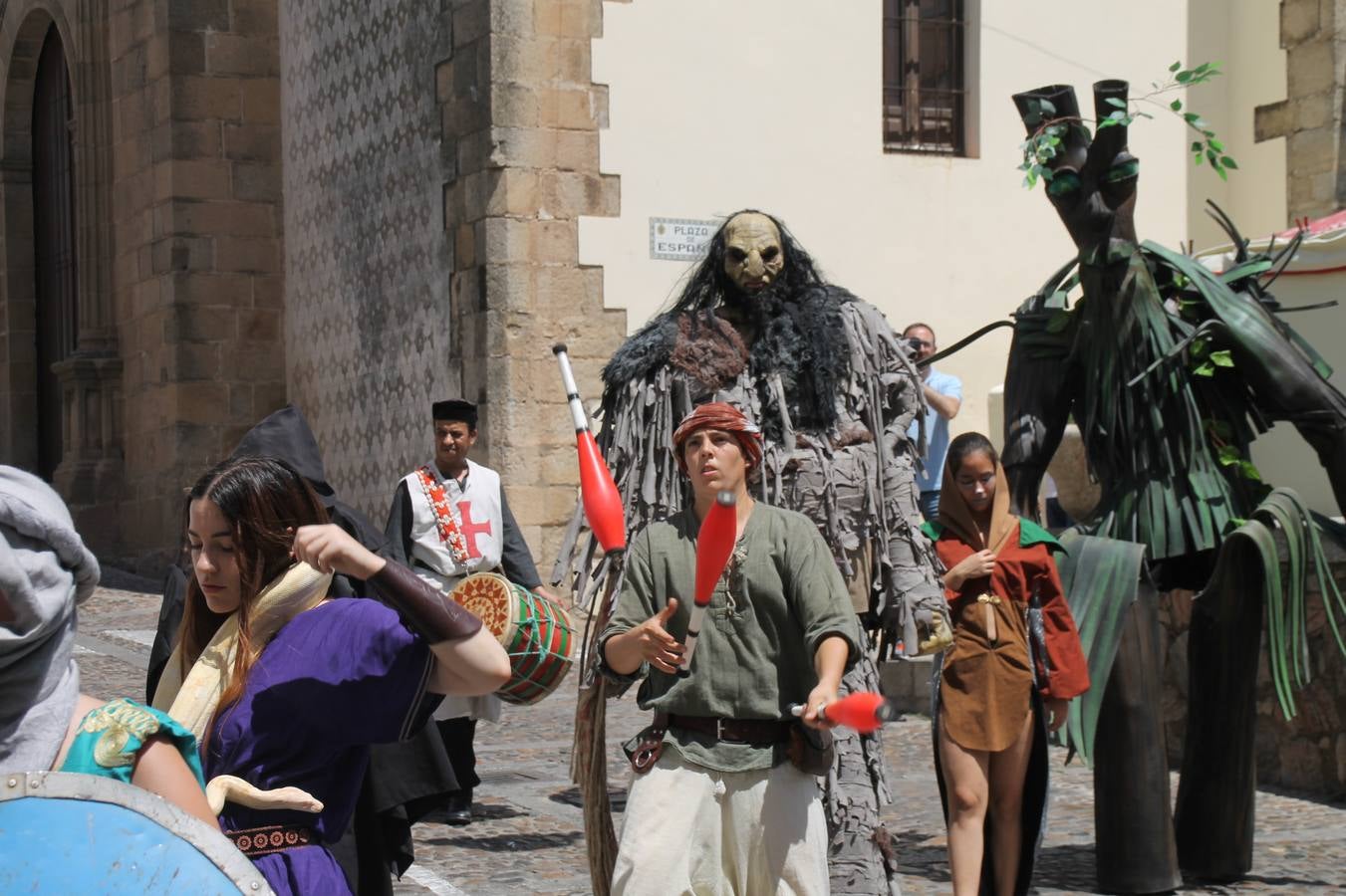 La música y el espectáculo marcaron, ayer, la despedida del XVI Festival Templario. La Asociación Musical Jerez de los Caballeros, bajo la dirección de David Carrasco y Antonio Amaro, fue la encargada de poner el broche final a esta edición del Festival con su tradicional concierto en el auditorio de la Plaza de la Alcazaba. El público asistente disfrutó con las 11 obras que interpretaron y no dudaron en ovacionarles. Carrasco agradeció, un año más, su presencia y confianza en la Asociación.
