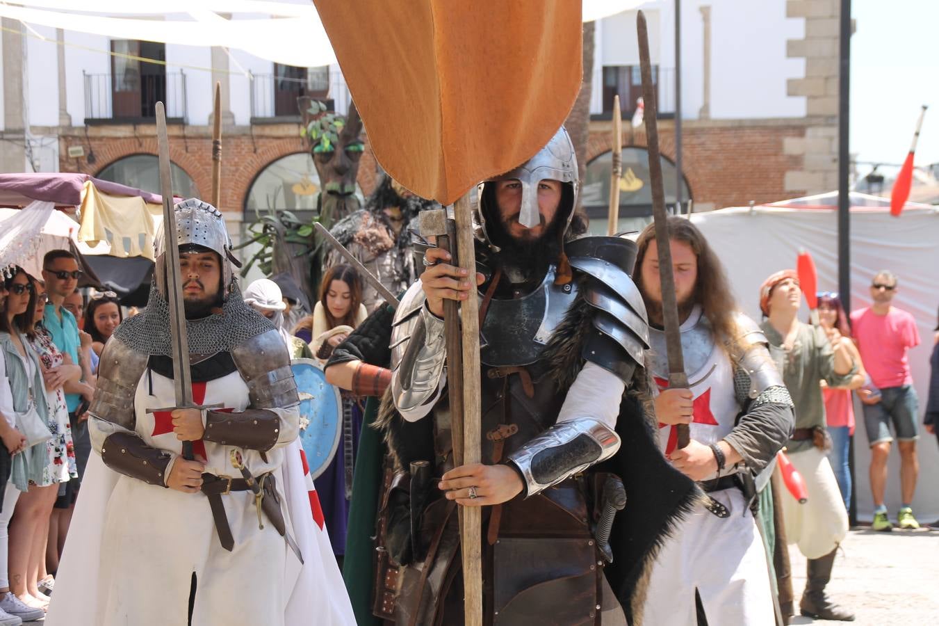 La música y el espectáculo marcaron, ayer, la despedida del XVI Festival Templario. La Asociación Musical Jerez de los Caballeros, bajo la dirección de David Carrasco y Antonio Amaro, fue la encargada de poner el broche final a esta edición del Festival con su tradicional concierto en el auditorio de la Plaza de la Alcazaba. El público asistente disfrutó con las 11 obras que interpretaron y no dudaron en ovacionarles. Carrasco agradeció, un año más, su presencia y confianza en la Asociación.
