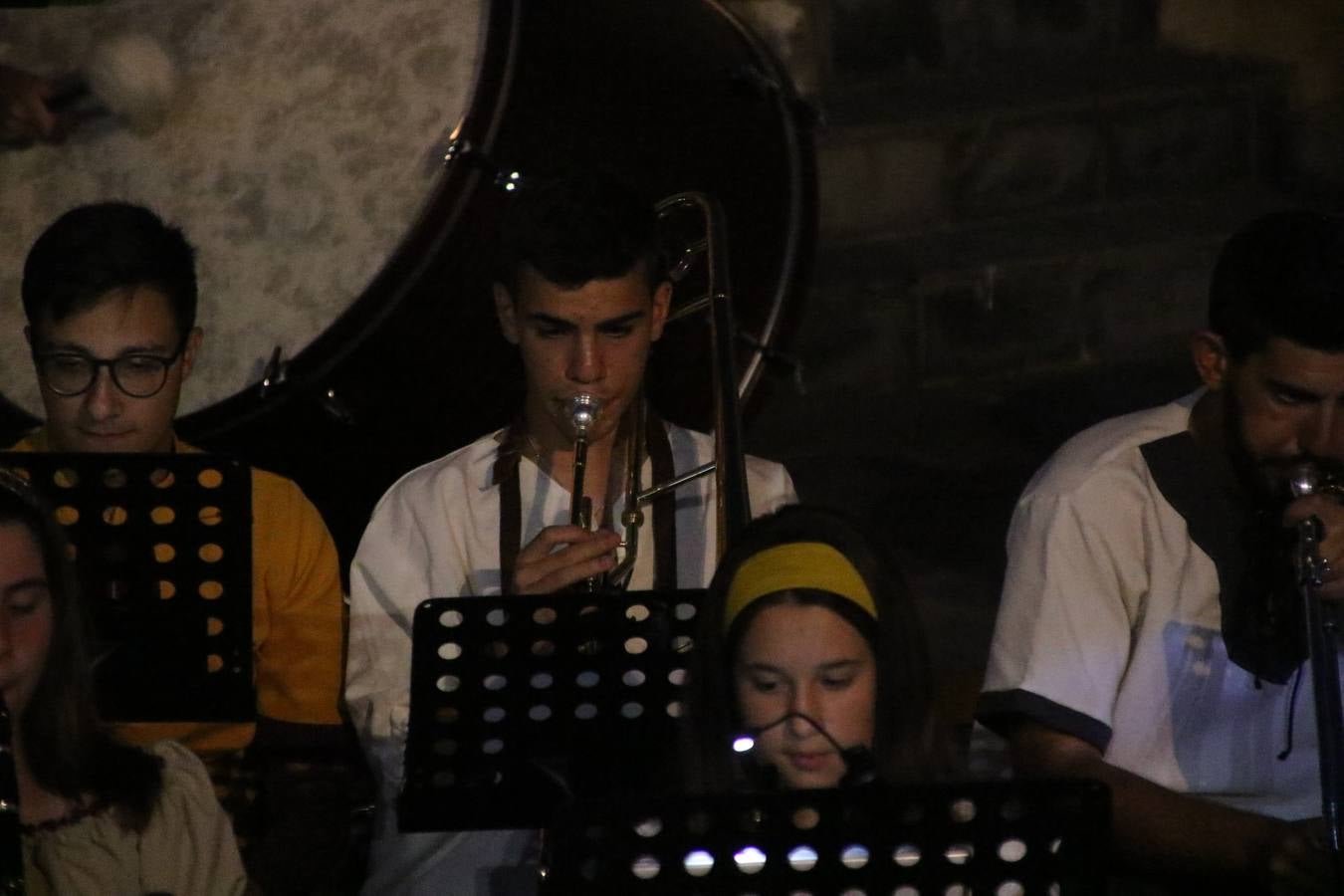 La música y el espectáculo marcaron, ayer, la despedida del XVI Festival Templario. La Asociación Musical Jerez de los Caballeros, bajo la dirección de David Carrasco y Antonio Amaro, fue la encargada de poner el broche final a esta edición del Festival con su tradicional concierto en el auditorio de la Plaza de la Alcazaba. El público asistente disfrutó con las 11 obras que interpretaron y no dudaron en ovacionarles. Carrasco agradeció, un año más, su presencia y confianza en la Asociación.