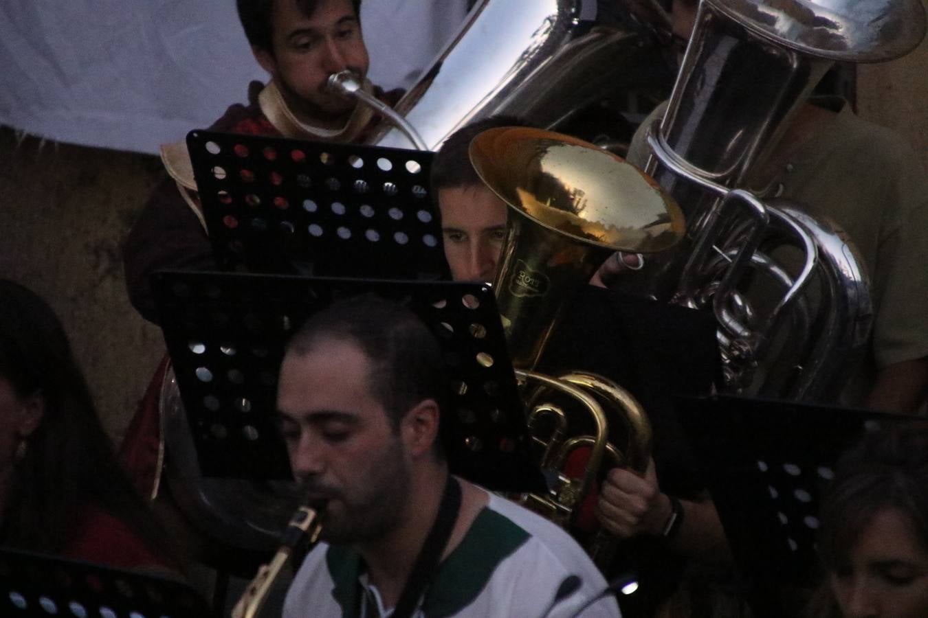 La música y el espectáculo marcaron, ayer, la despedida del XVI Festival Templario. La Asociación Musical Jerez de los Caballeros, bajo la dirección de David Carrasco y Antonio Amaro, fue la encargada de poner el broche final a esta edición del Festival con su tradicional concierto en el auditorio de la Plaza de la Alcazaba. El público asistente disfrutó con las 11 obras que interpretaron y no dudaron en ovacionarles. Carrasco agradeció, un año más, su presencia y confianza en la Asociación.