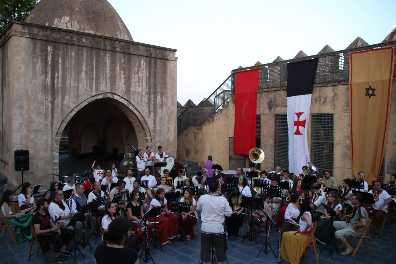 La música y el espectáculo marcaron, ayer, la despedida del XVI Festival Templario. La Asociación Musical Jerez de los Caballeros, bajo la dirección de David Carrasco y Antonio Amaro, fue la encargada de poner el broche final a esta edición del Festival con su tradicional concierto en el auditorio de la Plaza de la Alcazaba. El público asistente disfrutó con las 11 obras que interpretaron y no dudaron en ovacionarles. Carrasco agradeció, un año más, su presencia y confianza en la Asociación.