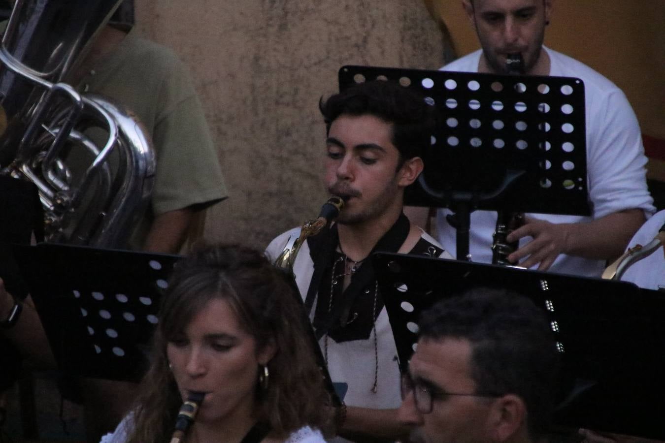 La música y el espectáculo marcaron, ayer, la despedida del XVI Festival Templario. La Asociación Musical Jerez de los Caballeros, bajo la dirección de David Carrasco y Antonio Amaro, fue la encargada de poner el broche final a esta edición del Festival con su tradicional concierto en el auditorio de la Plaza de la Alcazaba. El público asistente disfrutó con las 11 obras que interpretaron y no dudaron en ovacionarles. Carrasco agradeció, un año más, su presencia y confianza en la Asociación.