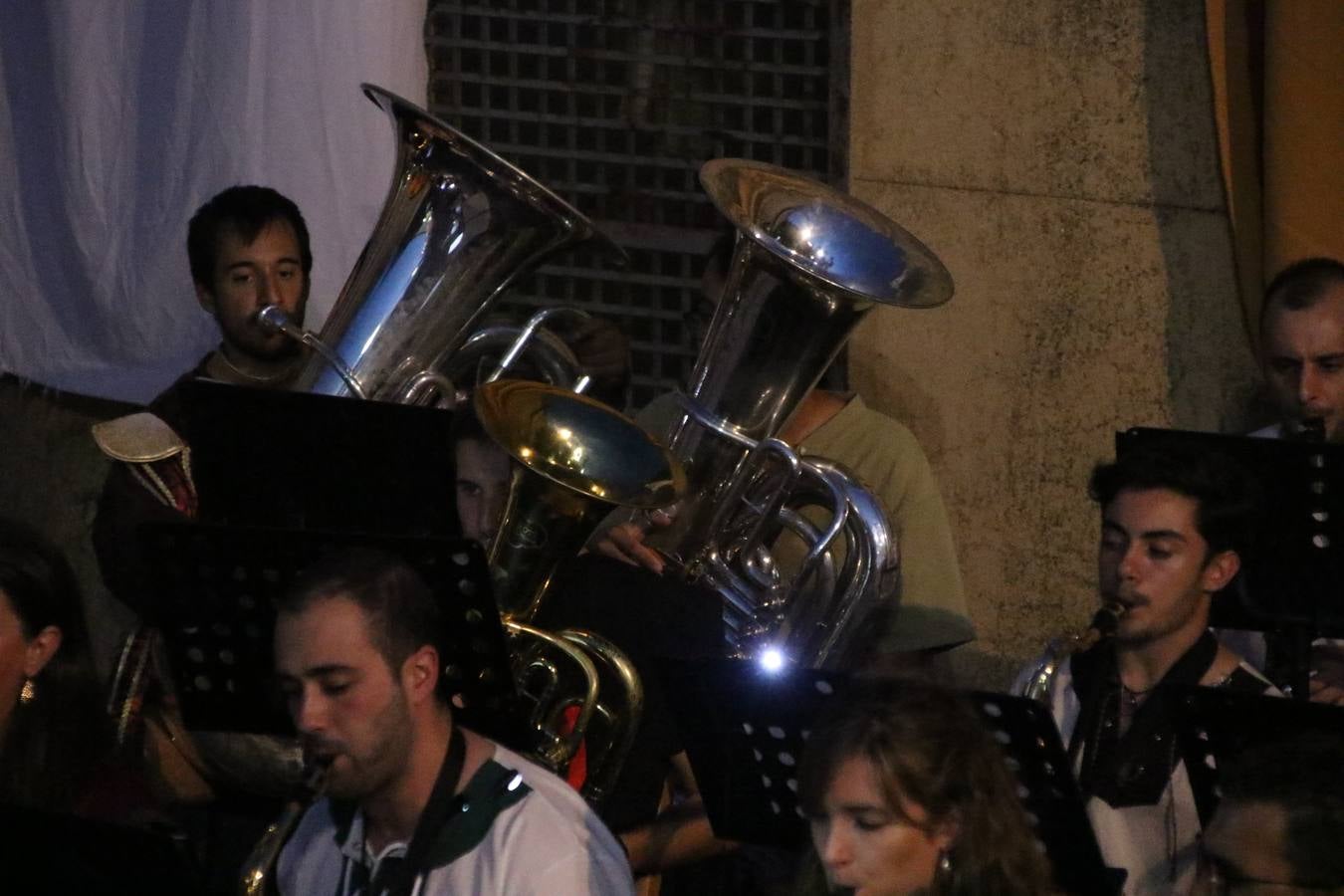 La música y el espectáculo marcaron, ayer, la despedida del XVI Festival Templario. La Asociación Musical Jerez de los Caballeros, bajo la dirección de David Carrasco y Antonio Amaro, fue la encargada de poner el broche final a esta edición del Festival con su tradicional concierto en el auditorio de la Plaza de la Alcazaba. El público asistente disfrutó con las 11 obras que interpretaron y no dudaron en ovacionarles. Carrasco agradeció, un año más, su presencia y confianza en la Asociación.
