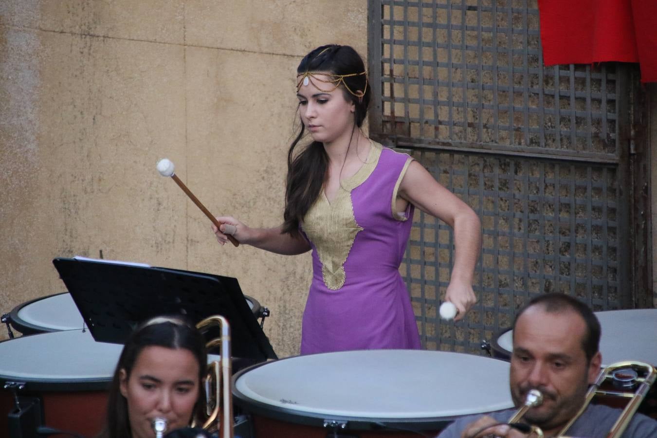 La música y el espectáculo marcaron, ayer, la despedida del XVI Festival Templario. La Asociación Musical Jerez de los Caballeros, bajo la dirección de David Carrasco y Antonio Amaro, fue la encargada de poner el broche final a esta edición del Festival con su tradicional concierto en el auditorio de la Plaza de la Alcazaba. El público asistente disfrutó con las 11 obras que interpretaron y no dudaron en ovacionarles. Carrasco agradeció, un año más, su presencia y confianza en la Asociación.