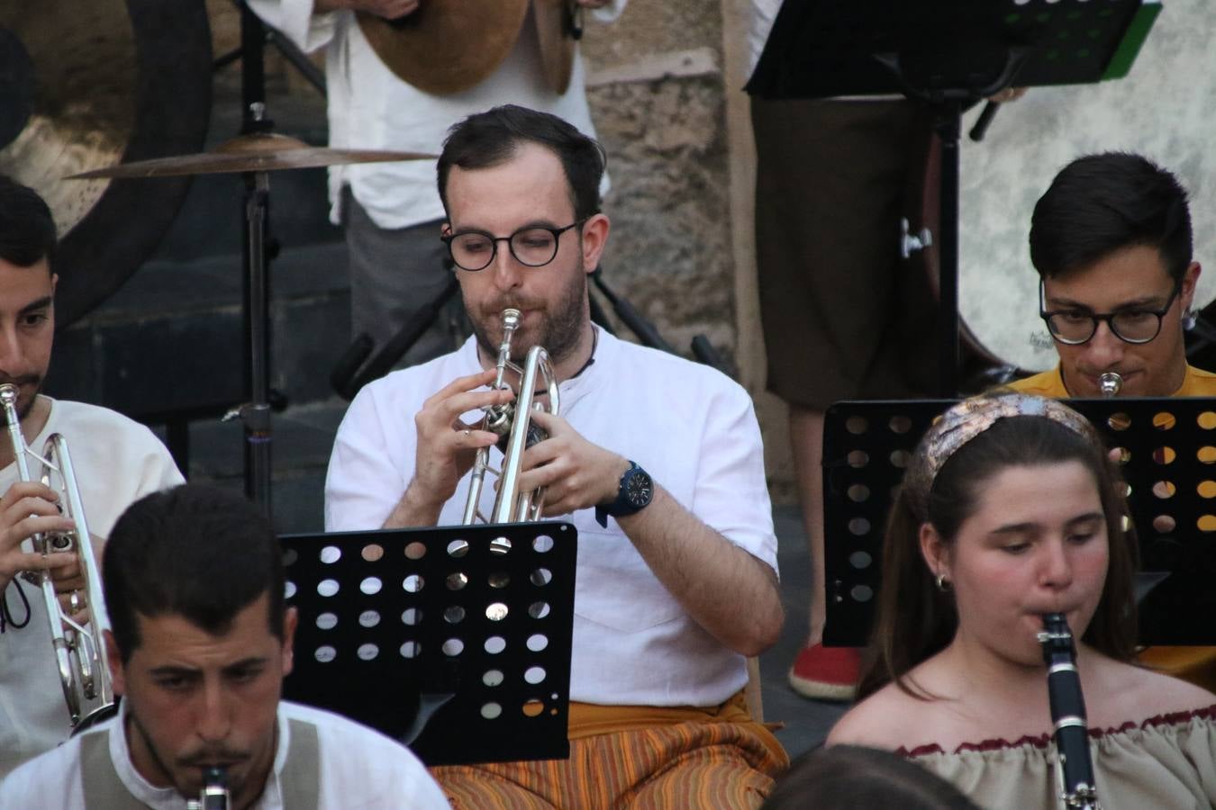 La música y el espectáculo marcaron, ayer, la despedida del XVI Festival Templario. La Asociación Musical Jerez de los Caballeros, bajo la dirección de David Carrasco y Antonio Amaro, fue la encargada de poner el broche final a esta edición del Festival con su tradicional concierto en el auditorio de la Plaza de la Alcazaba. El público asistente disfrutó con las 11 obras que interpretaron y no dudaron en ovacionarles. Carrasco agradeció, un año más, su presencia y confianza en la Asociación.