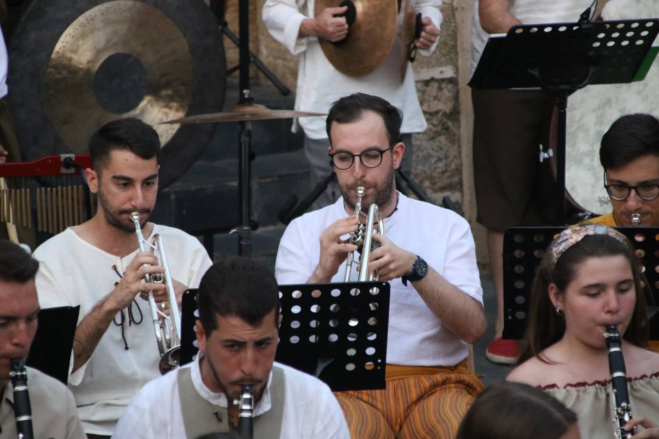 La música y el espectáculo marcaron, ayer, la despedida del XVI Festival Templario. La Asociación Musical Jerez de los Caballeros, bajo la dirección de David Carrasco y Antonio Amaro, fue la encargada de poner el broche final a esta edición del Festival con su tradicional concierto en el auditorio de la Plaza de la Alcazaba. El público asistente disfrutó con las 11 obras que interpretaron y no dudaron en ovacionarles. Carrasco agradeció, un año más, su presencia y confianza en la Asociación.