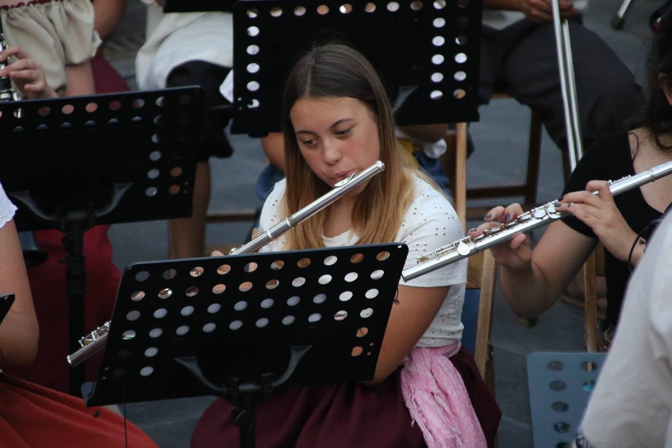 La música y el espectáculo marcaron, ayer, la despedida del XVI Festival Templario. La Asociación Musical Jerez de los Caballeros, bajo la dirección de David Carrasco y Antonio Amaro, fue la encargada de poner el broche final a esta edición del Festival con su tradicional concierto en el auditorio de la Plaza de la Alcazaba. El público asistente disfrutó con las 11 obras que interpretaron y no dudaron en ovacionarles. Carrasco agradeció, un año más, su presencia y confianza en la Asociación.